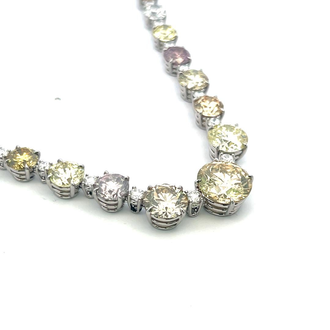 67,49 Carati Collana Riviera in platino con diamanti tondi, brillanti e multicolore in vendita 3
