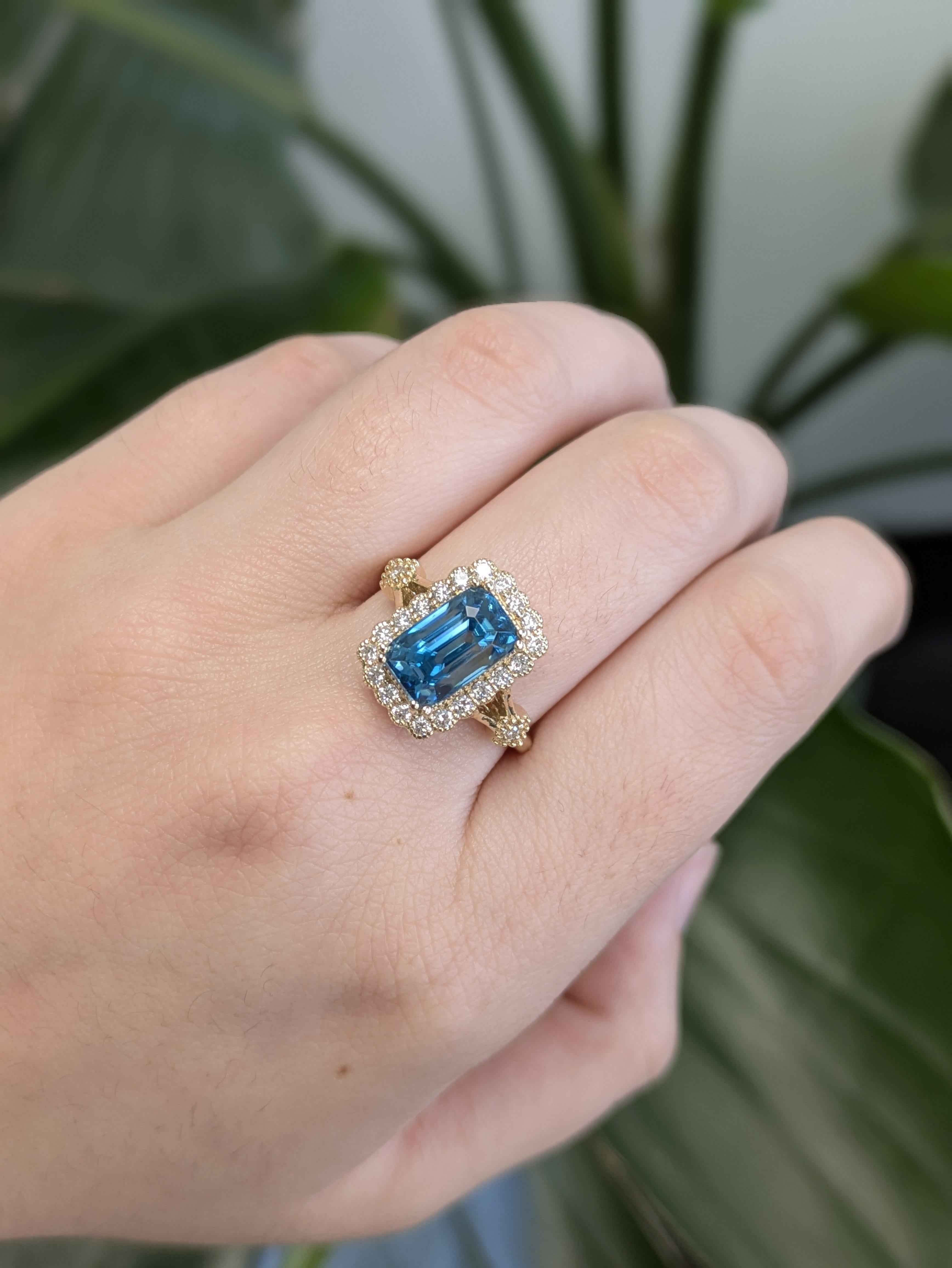 Fai una dichiarazione audace con questo splendido zircone blu cambogiano da 6,74 carati, sapientemente tagliato in un'elegante forma a smeraldo di 10x5,5 mm. Nota per la sua brillantezza abbagliante e la vivida tonalità blu oceano, la pietra