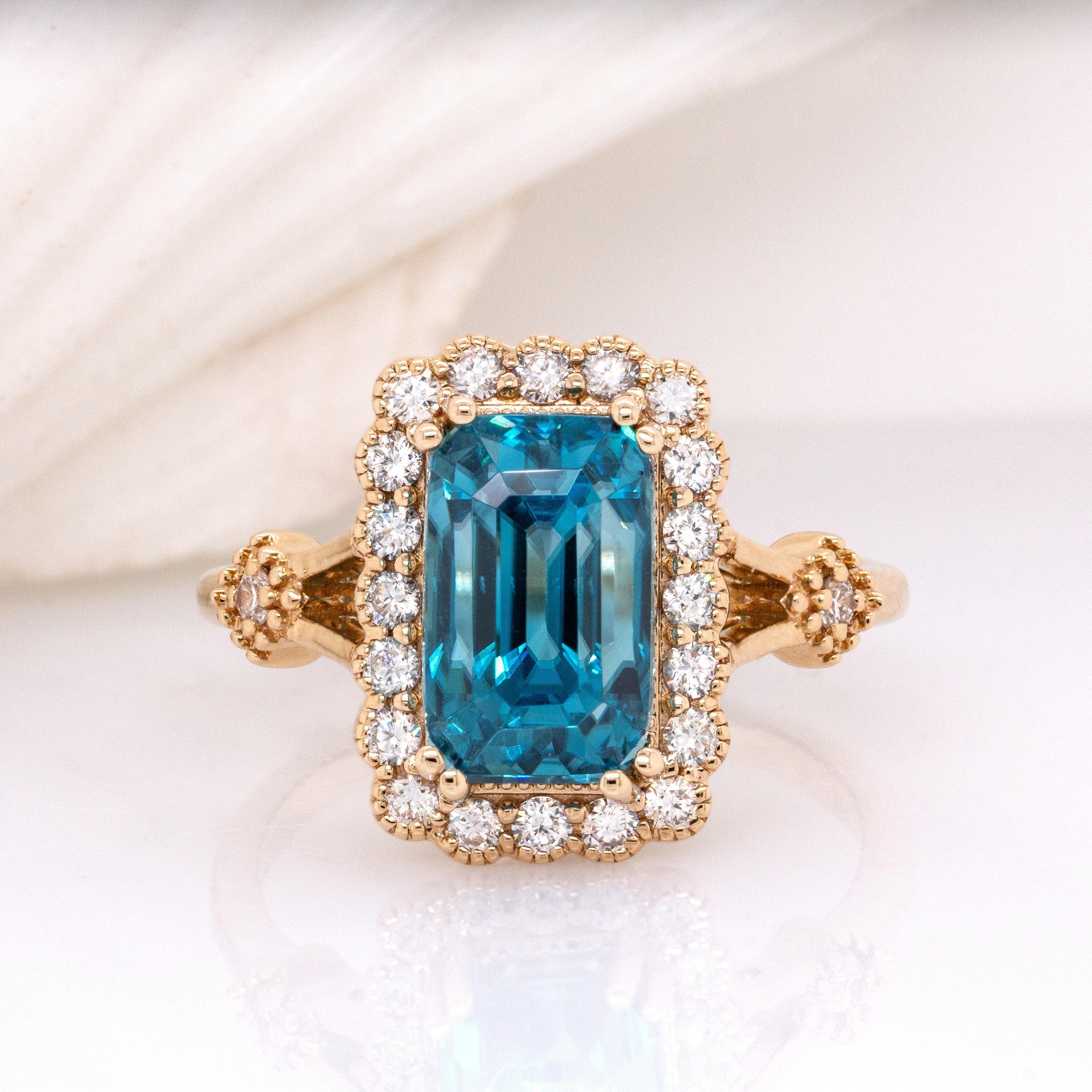 Art Déco Anello con zircone blu cambogiano da 6,74 carati e accenti di diamante: oro massiccio 14k  10x5.5mm in vendita