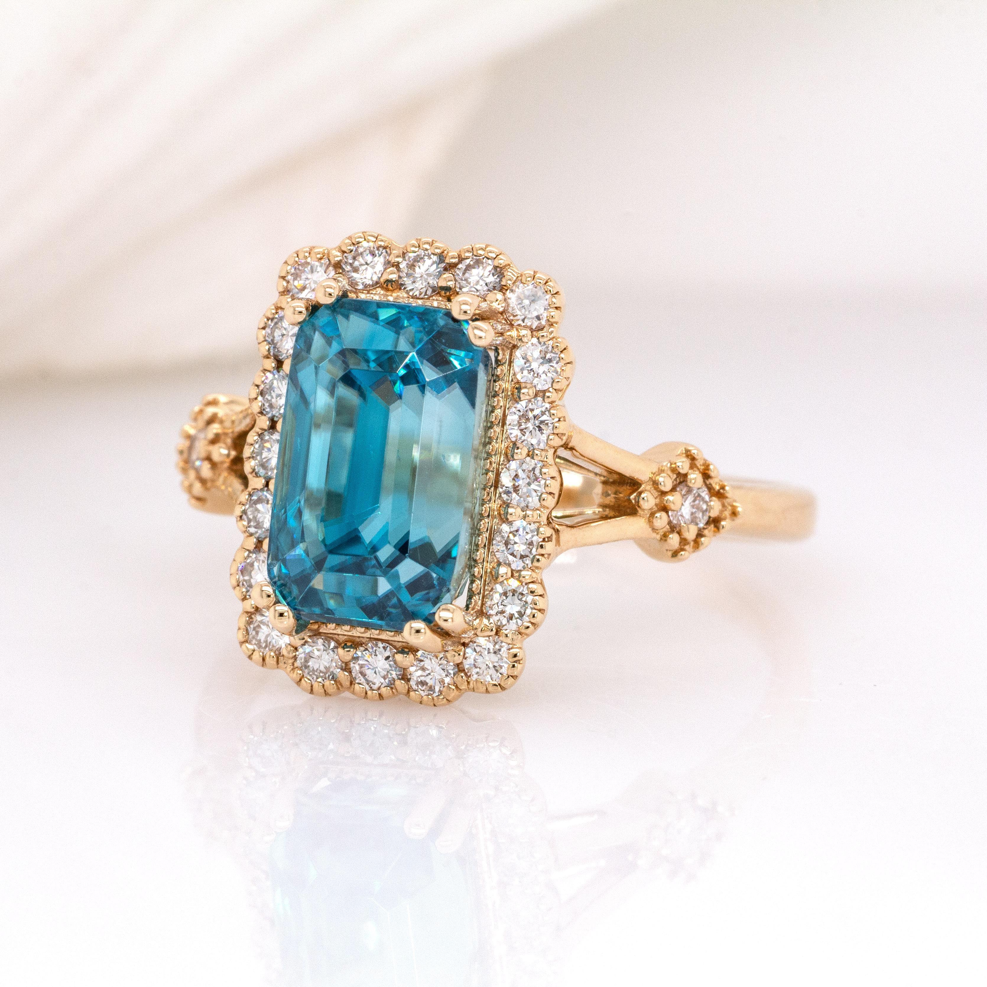 Taglio smeraldo Anello con zircone blu cambogiano da 6,74 carati e accenti di diamante: oro massiccio 14k  10x5.5mm in vendita