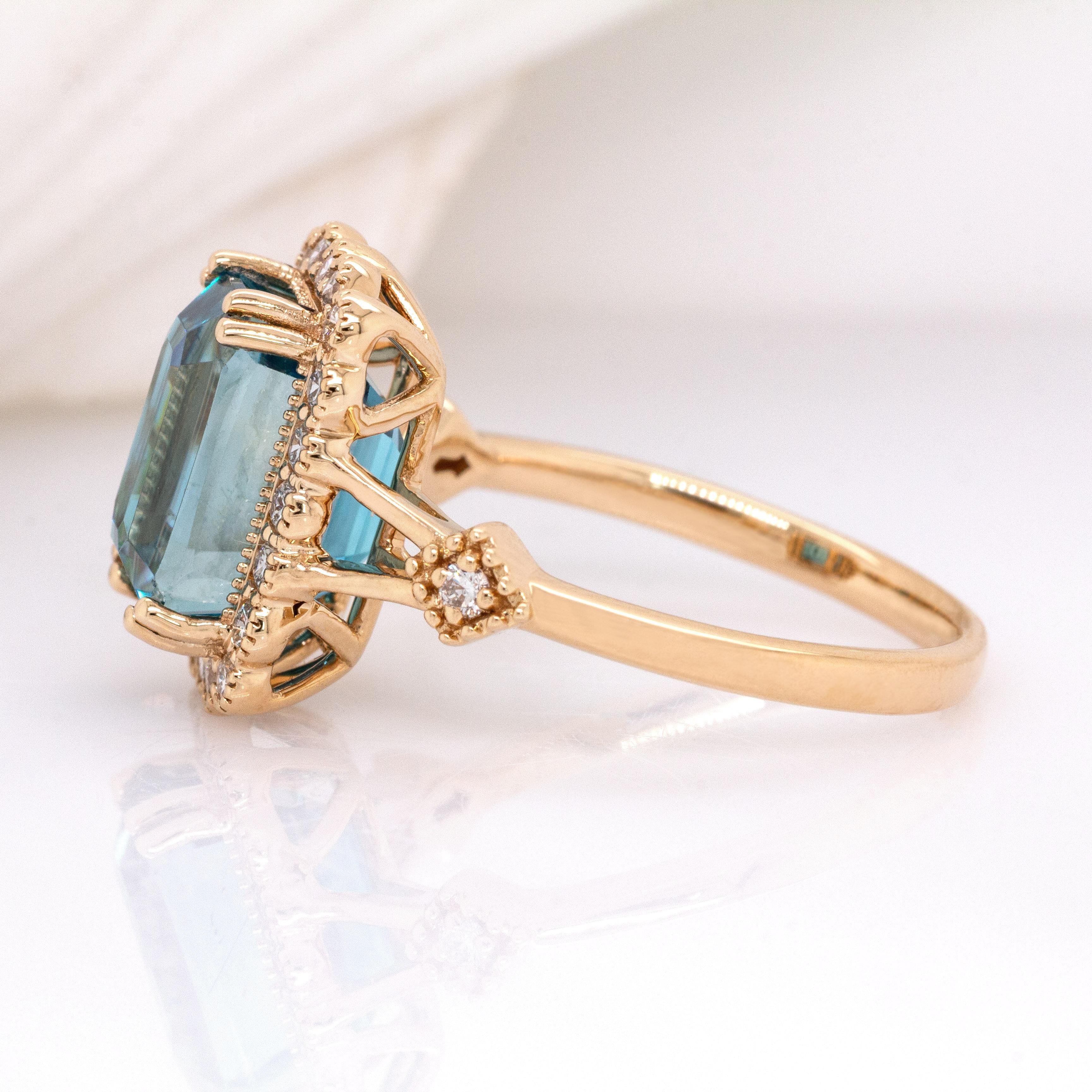 Anello con zircone blu cambogiano da 6,74 carati e accenti di diamante: oro massiccio 14k  10x5.5mm In condizioni Nuovo in vendita a Columbus, OH