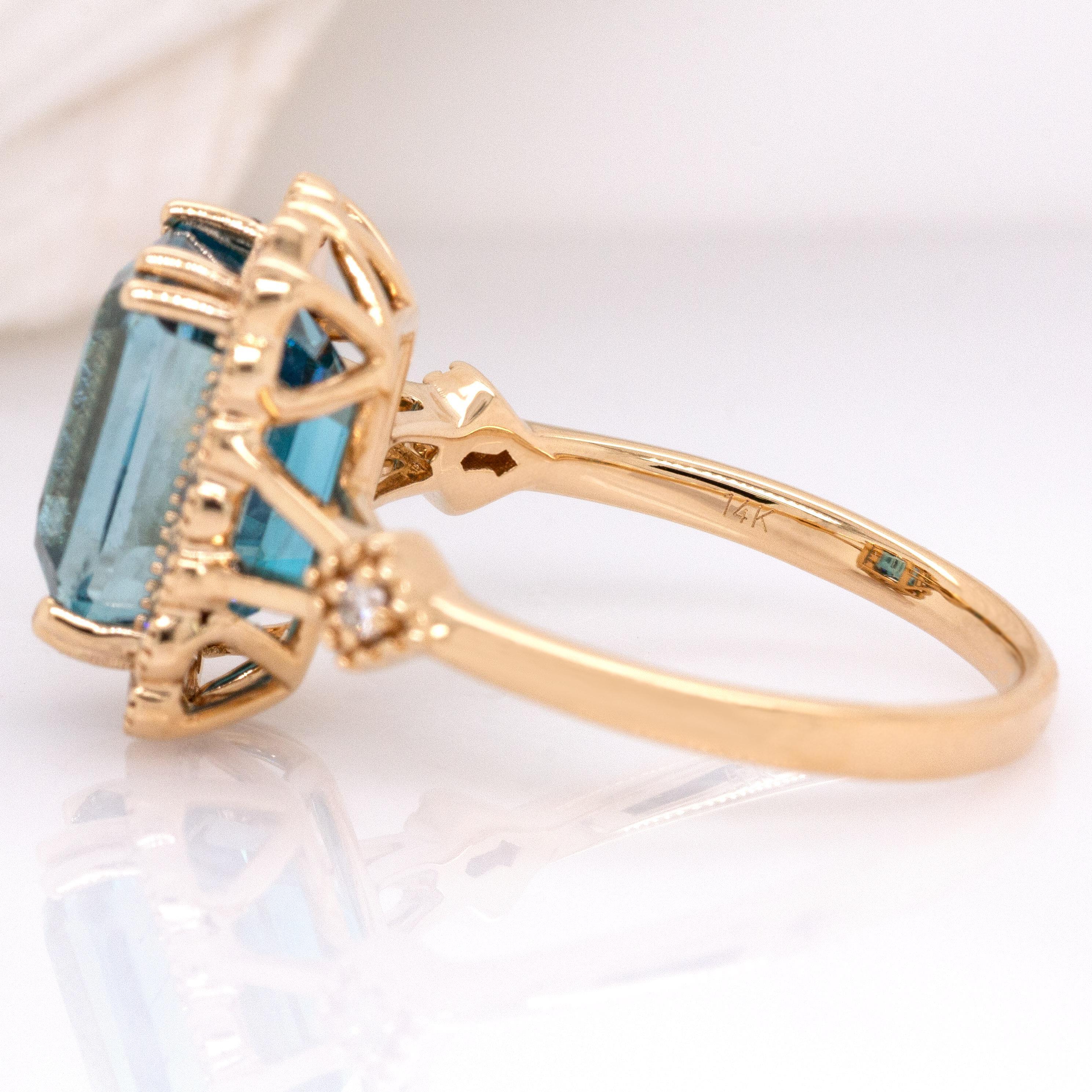 Donna Anello con zircone blu cambogiano da 6,74 carati e accenti di diamante: oro massiccio 14k  10x5.5mm in vendita