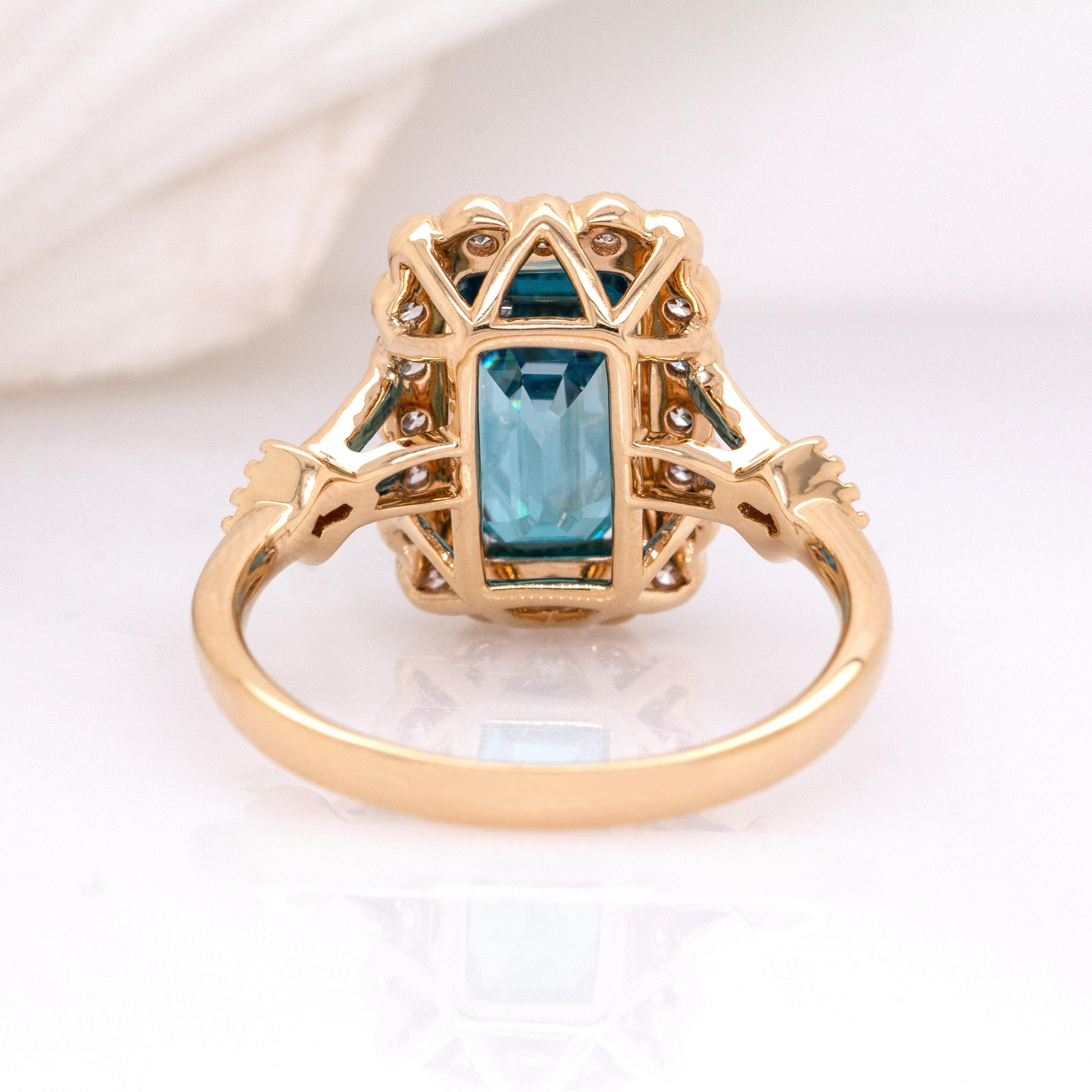 Anello con zircone blu cambogiano da 6,74 carati e accenti di diamante: oro massiccio 14k  10x5.5mm in vendita 1