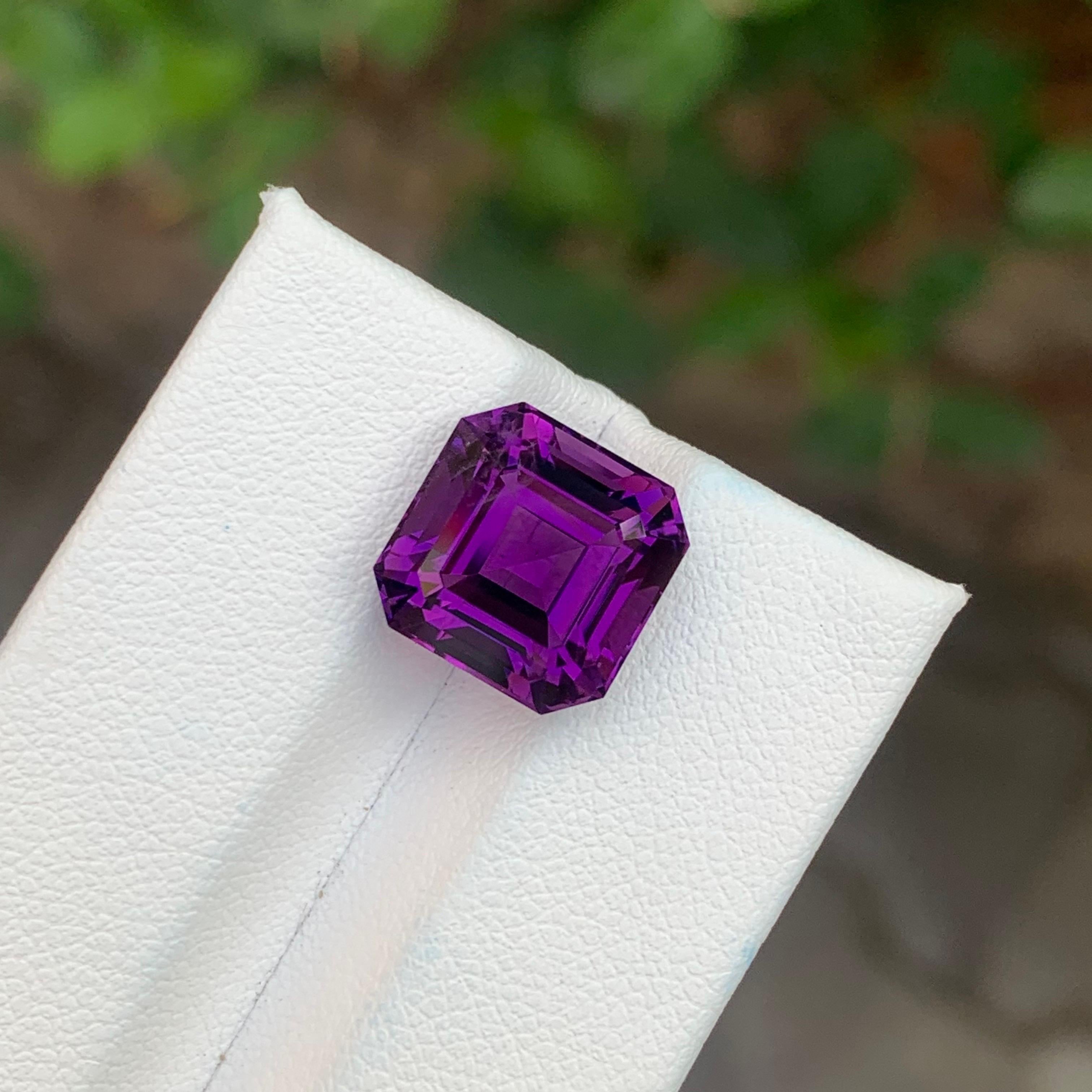 Pierre : Améthyste

Poids : 6,75 carats
Dimension : 11 x 10,9 x 8,5 mm
Origine : Brésil
Forme : Octogone 
Couleur : violet
Traitement : Non
Certificat : Sur demande du client

L'améthyste, une étonnante variété de quartz violet, est connue non
