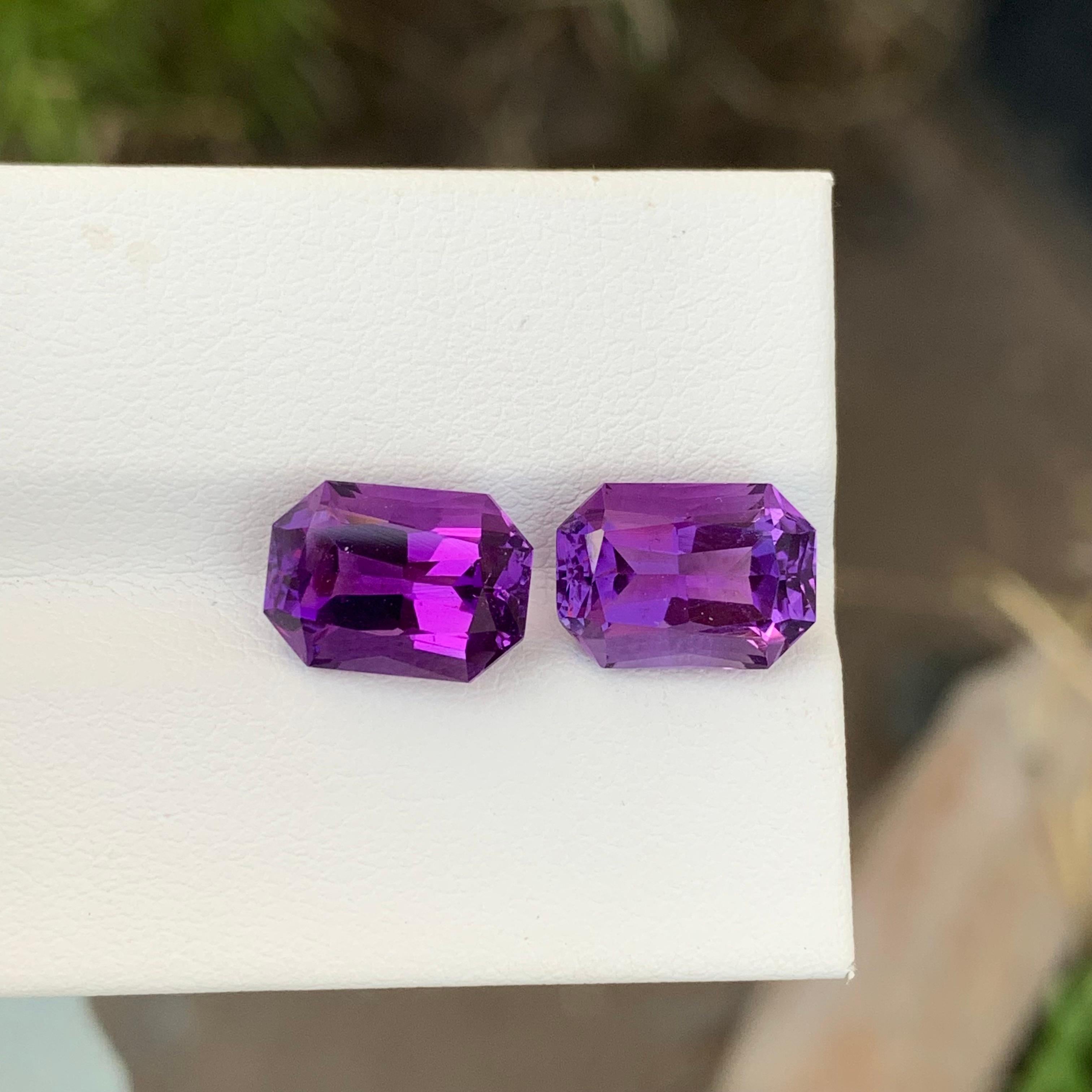 Loses Amethyst-Paar 
Gewicht: 6,75 Karat
Abmessung: 10.4 x 7.7 x 6.2 Mm und 
                    10.8 x 7.7 x 6.4 Mm 
Farbe: Violett
Herkunft: Brasilien
Behandlung: Nicht
Zertifikat: Auf Anfrage
Die Form: Smaragd 

Der Amethyst, eine atemberaubende