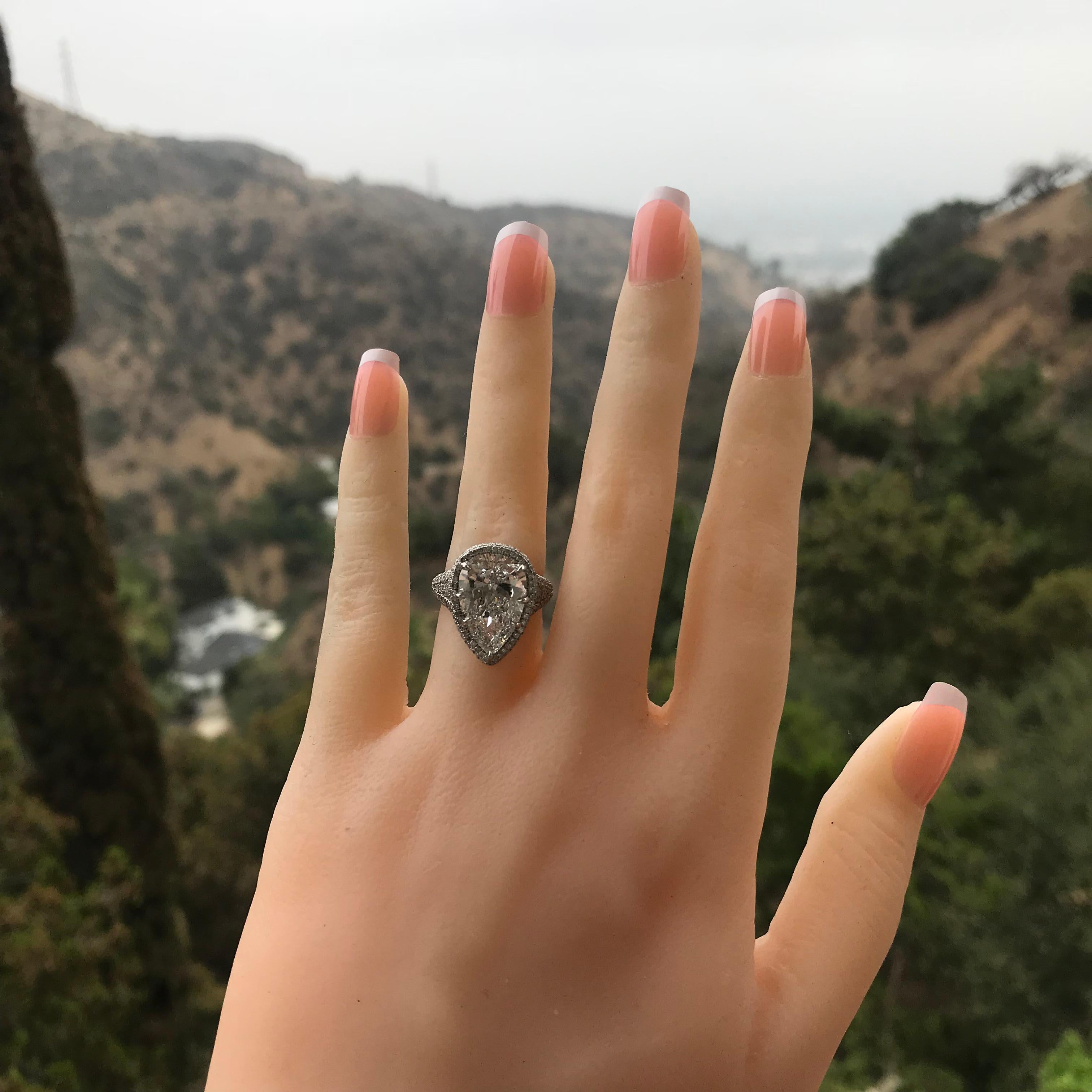 6,75 Karat birnenförmiger Verlobungsring G SI2, GIA-zertifiziert in Platin-Halo gefasst im Zustand „Neu“ im Angebot in West Hollywood, CA