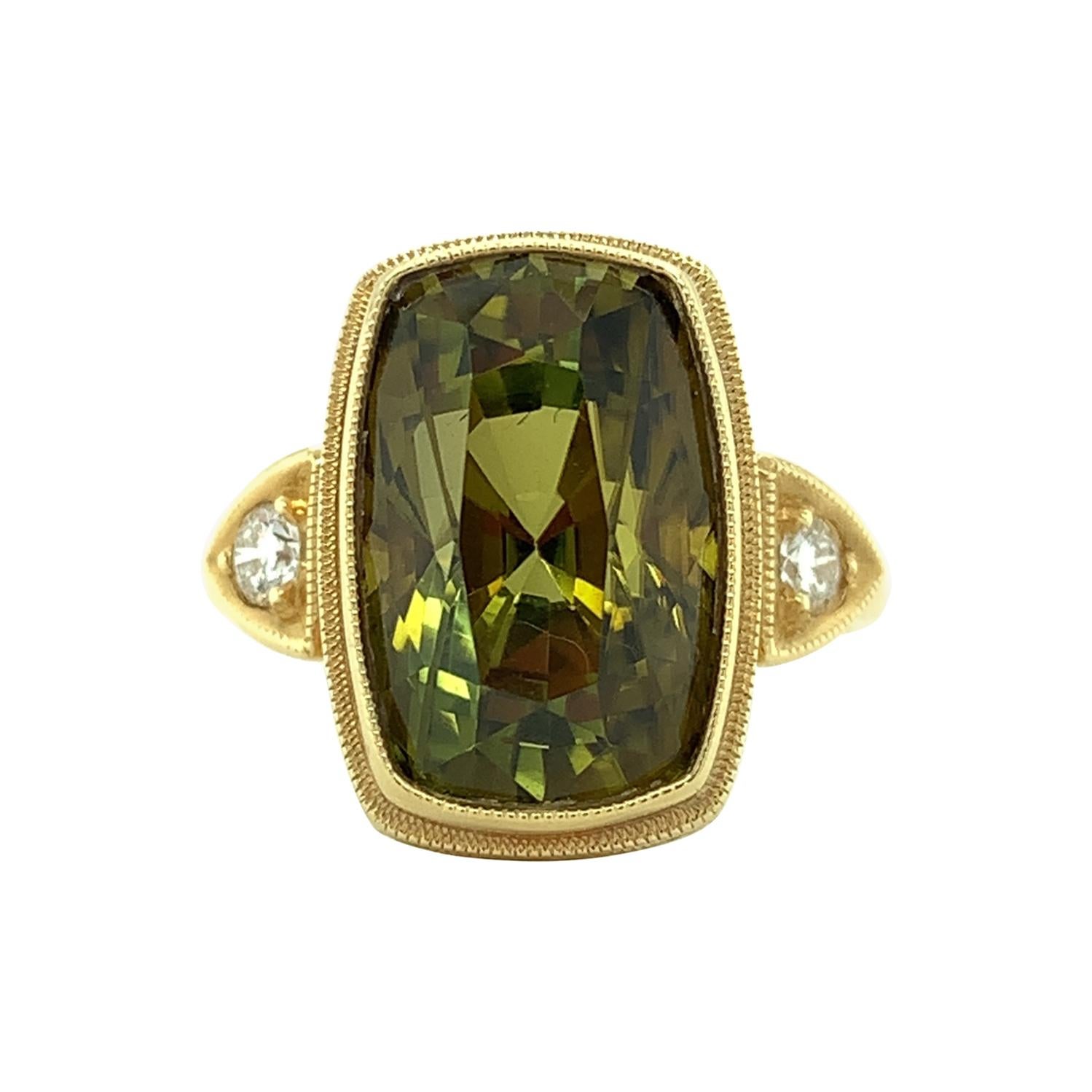 Bague à lunette gravée en or jaune avec tourmaline verte de 6,75 carats et diamants