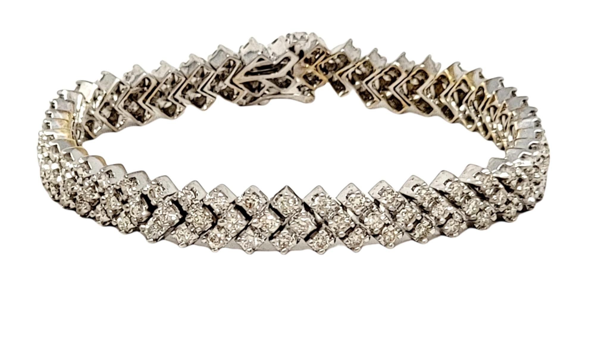 Ce bracelet moderne étincelant à maillons en diamant est tout simplement magnifique ! Le design substantiel de style chevron brille et resplendit au poignet, exhalant une élégance contemporaine. Whiting : 135 diamants ronds et brillants éblouissent