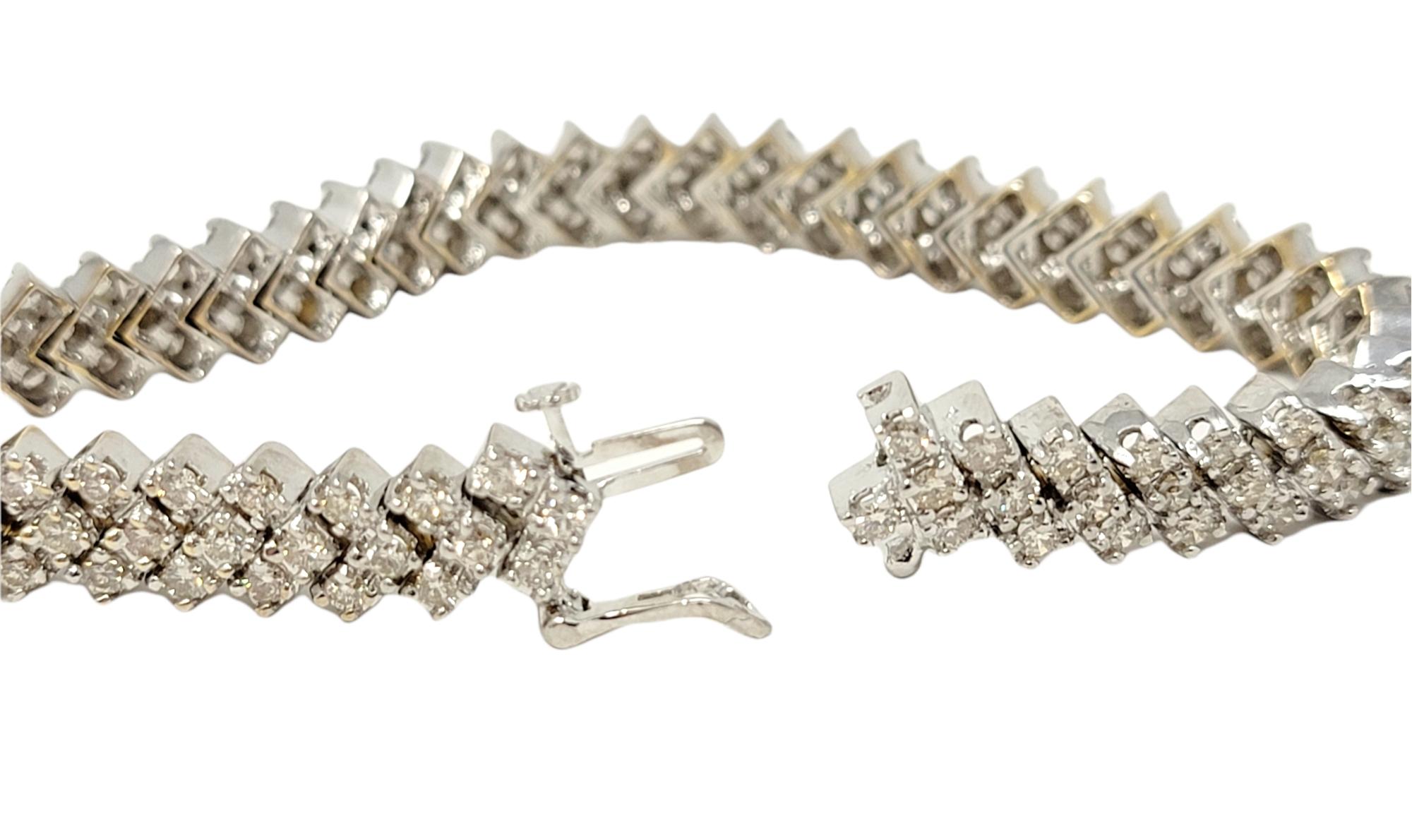 Taille ronde Bracelet à maillons à chevrons en or blanc 14 carats avec diamants ronds naturels de 6,75 carats en vente