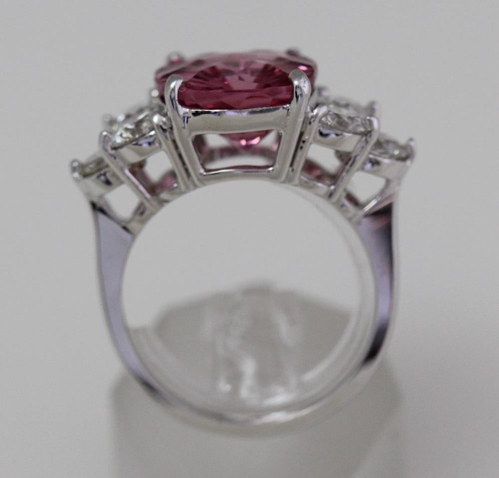 Verkaufe einen 6.75 Ct Huge Cushion Natural Pink Spinel & Diamant

1. Karat Gewicht: 6,75 Karat Spinell

2. Farbe: Rosa

3. Klangfarbe:  Medium - Schön, 8.0 von 10

4. Farbton: Intensives Rosa.

3. Klarheit:  Ausgezeichnete Reinheit, keine