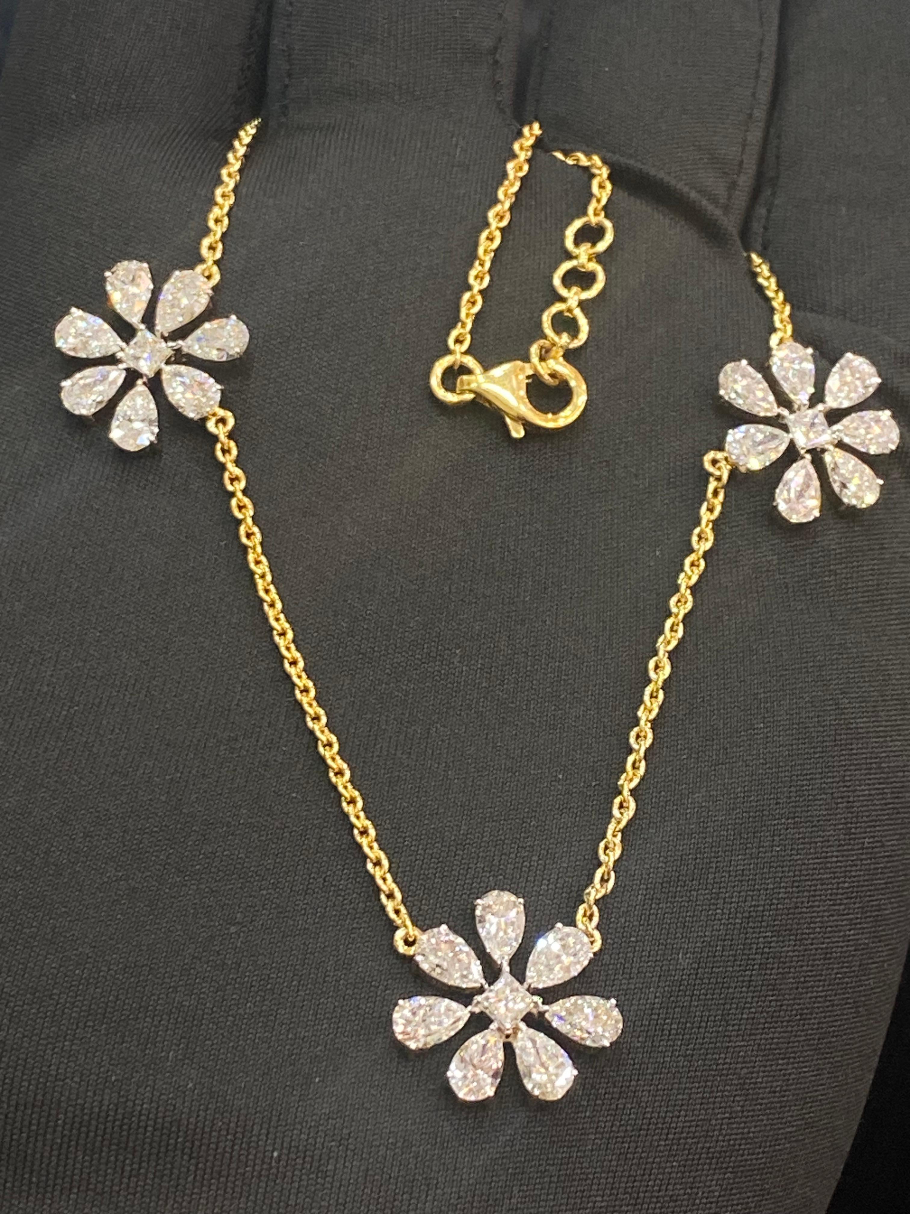 Taille poire 6.75 Ct F/VS1 Poire Diamants de forme Princesse Collier trois fleurs Or jaune 14K en vente