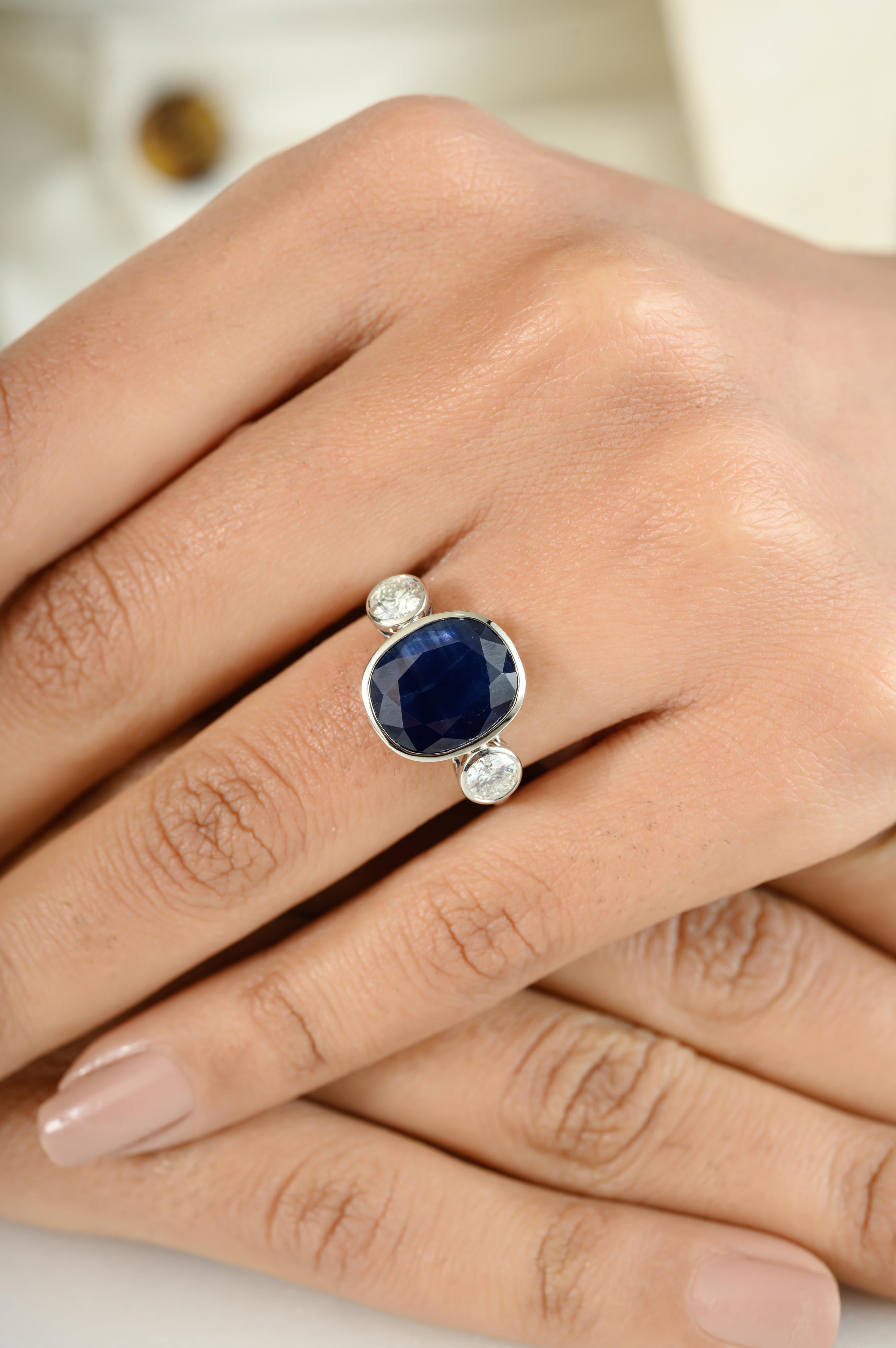 En venta: Anillo de tres piedras de oro blanco de 18 quilates con zafiro azul ovalado y diamante de 6,75 quilates  2