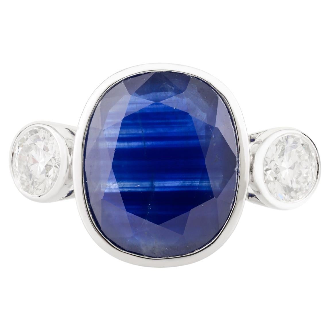 Anillo de tres piedras de oro blanco de 18 quilates con zafiro azul ovalado y diamante de 6,75 quilates