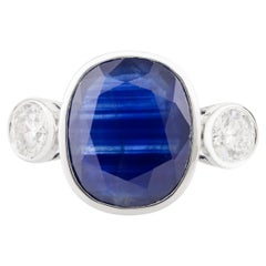 Anillo de tres piedras de oro blanco de 18 quilates con zafiro azul ovalado y diamante de 6,75 quilates