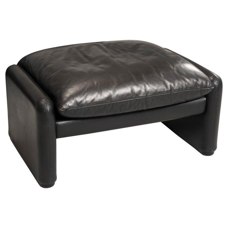 675 Maralunga Pouf black leather. 

Designed by Vico Magistretti for Cassina, the Maralunga pouf has a steel structure and padding in CFC-free polyurethane foam and polyester wadding and support bases in plastic.
Maralunga is characterized by a