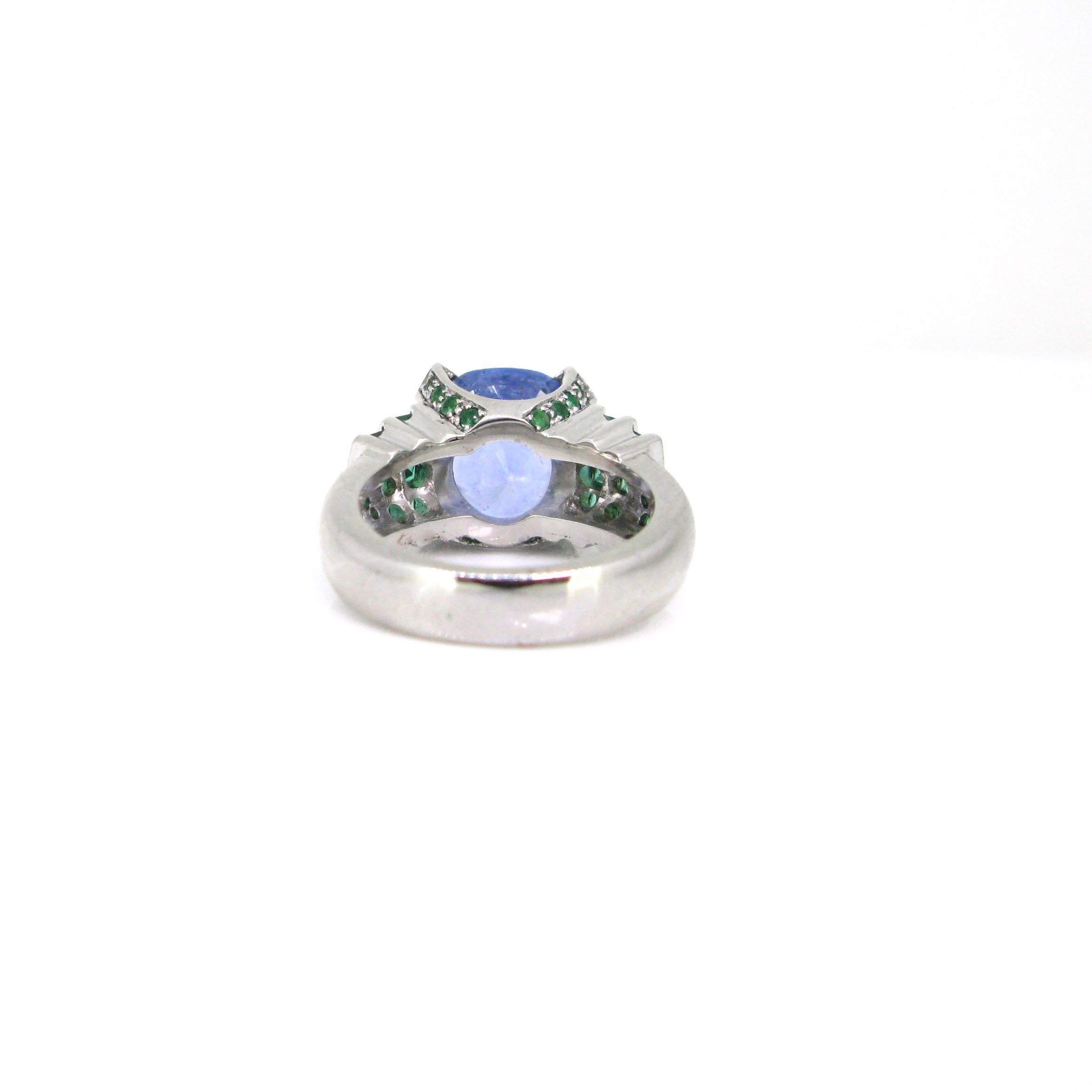 6.75 Carat Ceylon Sapphire and Emerald Ring, 18 Karat White Gold In Good Condition In London, GB
