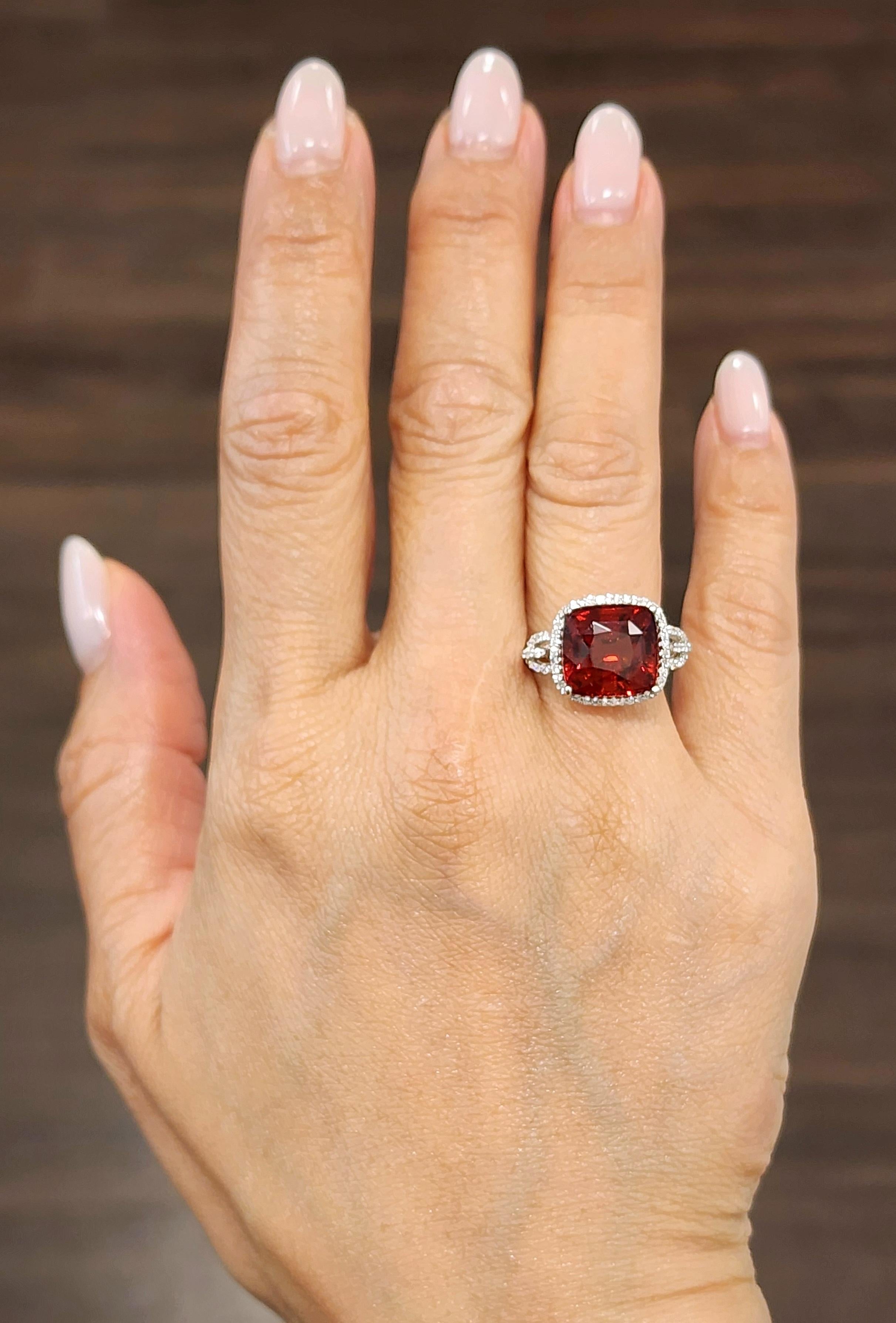 Dieser wunderschöne Ring mit natürlichem Granat und Diamanten enthält einen Granat im Kissenschliff mit einem Gewicht von 6,23 ct. Der Ring hat außerdem 50 runde Steine im Brillantschliff mit einem Gewicht von 0,53 ct. Die Diamanten haben eine Farbe