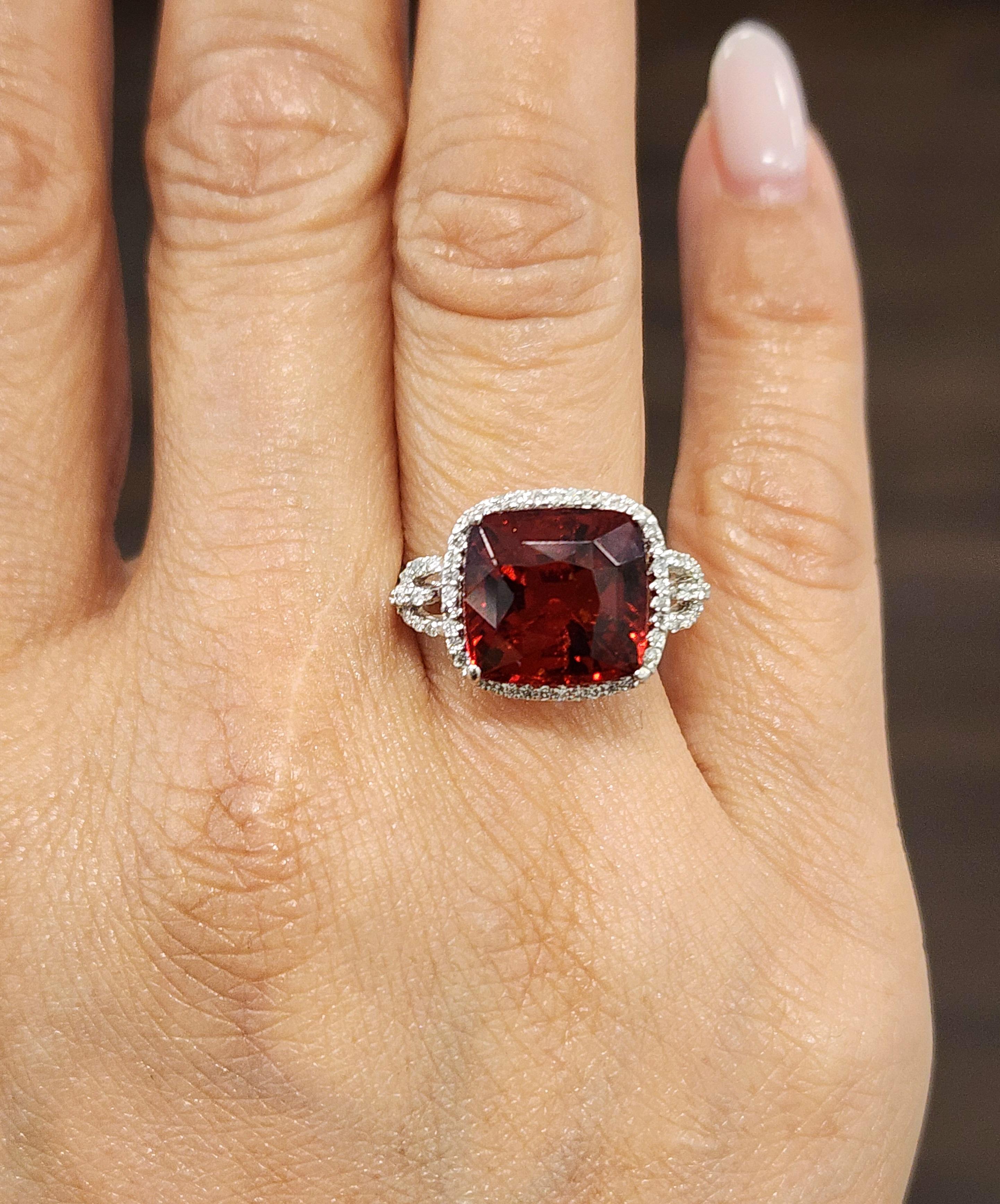 6.76 Karat natürlicher Granat & Diamantring (Kissenschliff) im Angebot