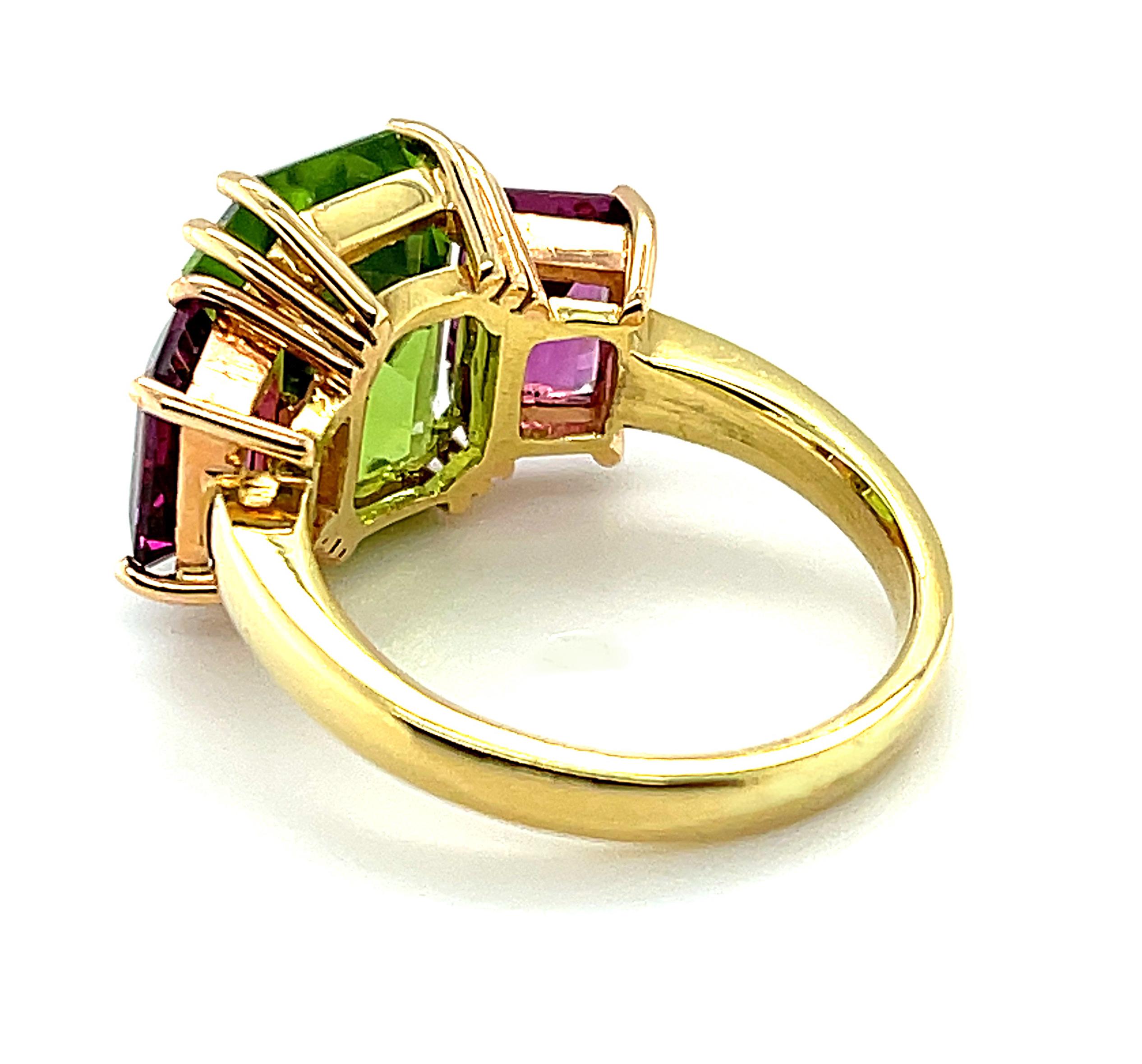 6.77 Carat Peridot and Rhodolite Garnet Cocktail Ring in Yellow and Rose Gold   In New Condition For Sale In Los Angeles, CA