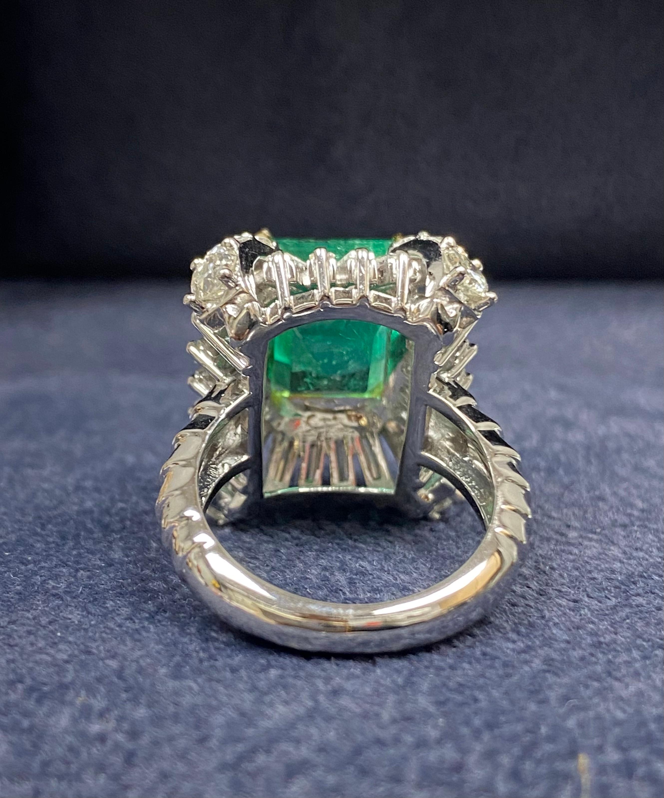 GRS Certified 6.78 Carat Colombian Emerald & Baguette Diamond Platinum Ring For Sale 4