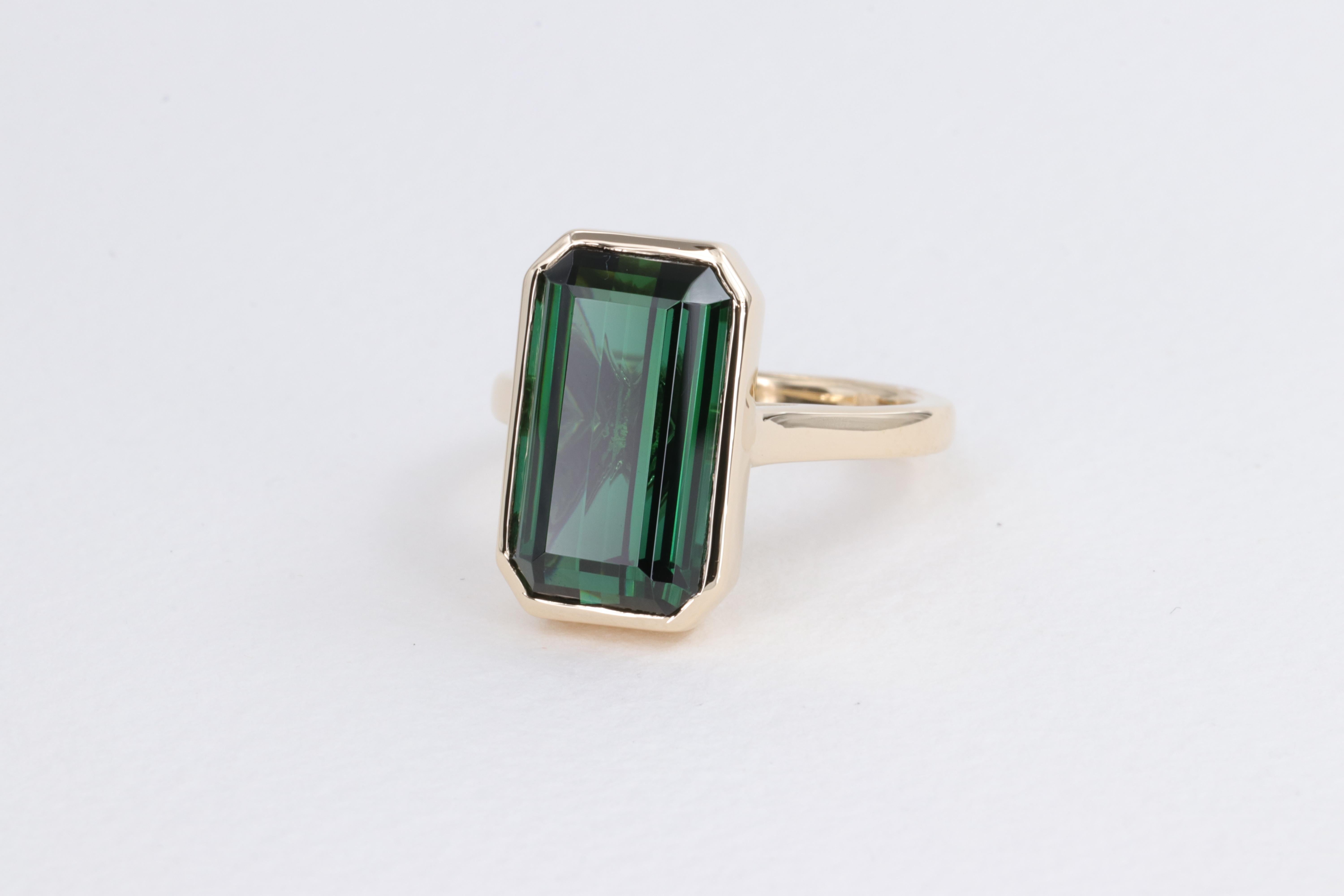 Women's or Men's 6.78 Carat Green Tourmaline Emerald Cut Bezel Set Yellow Gold Ring For Sale