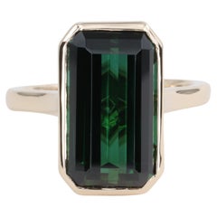 Bague en or jaune avec tourmaline verte de 6,78 carats taillée en émeraude et sertie d'un chaton