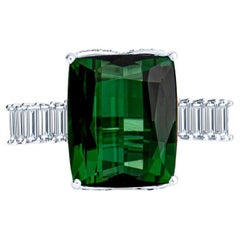 Anello da cocktail con tormalina verde taglio smeraldo e diamanti baguette da 6,79 carati