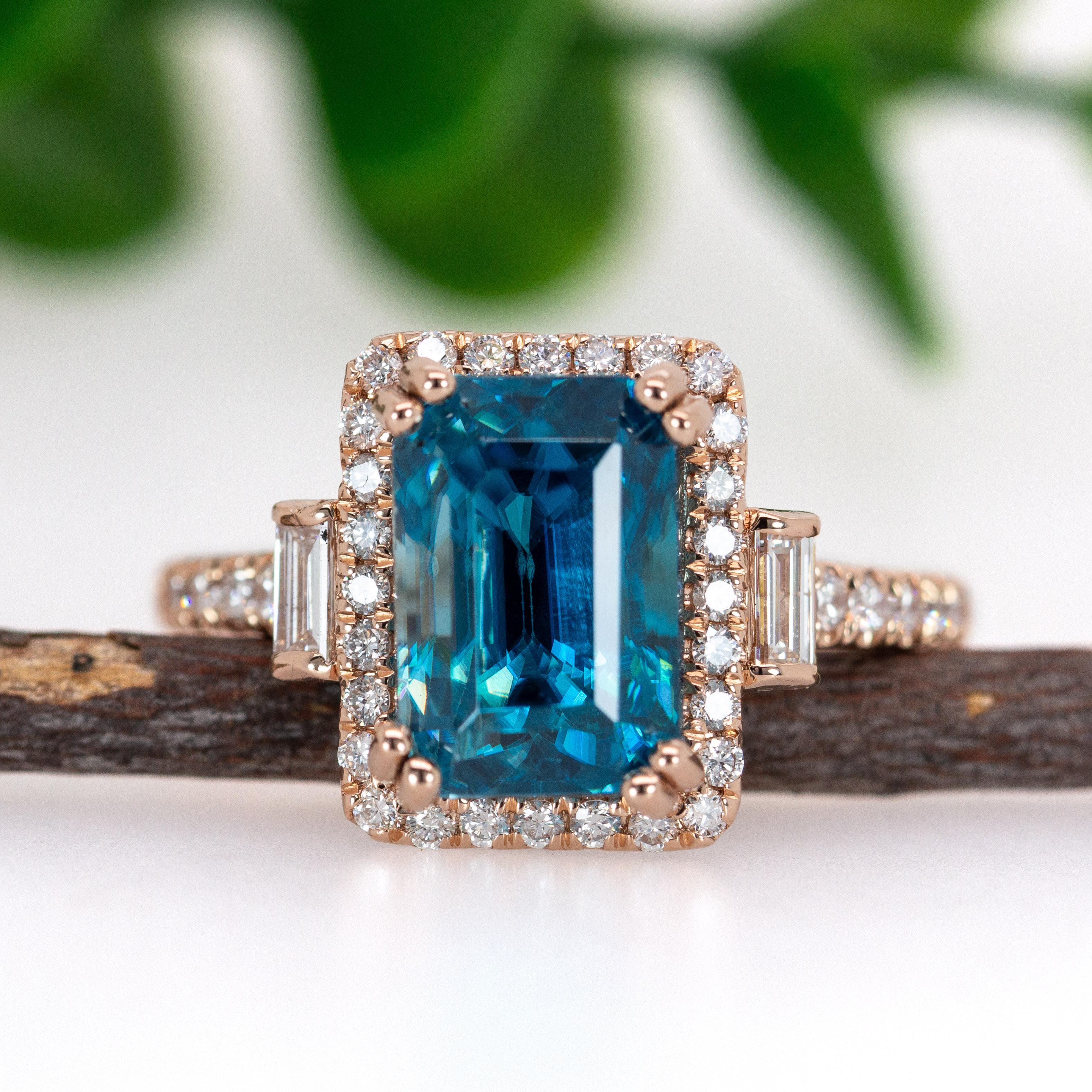 Art Déco Anello con zircone blu da 6,7 carati e diamanti estratti dalla terra in oro rosa 14K  EM 9,5x7 mm in vendita