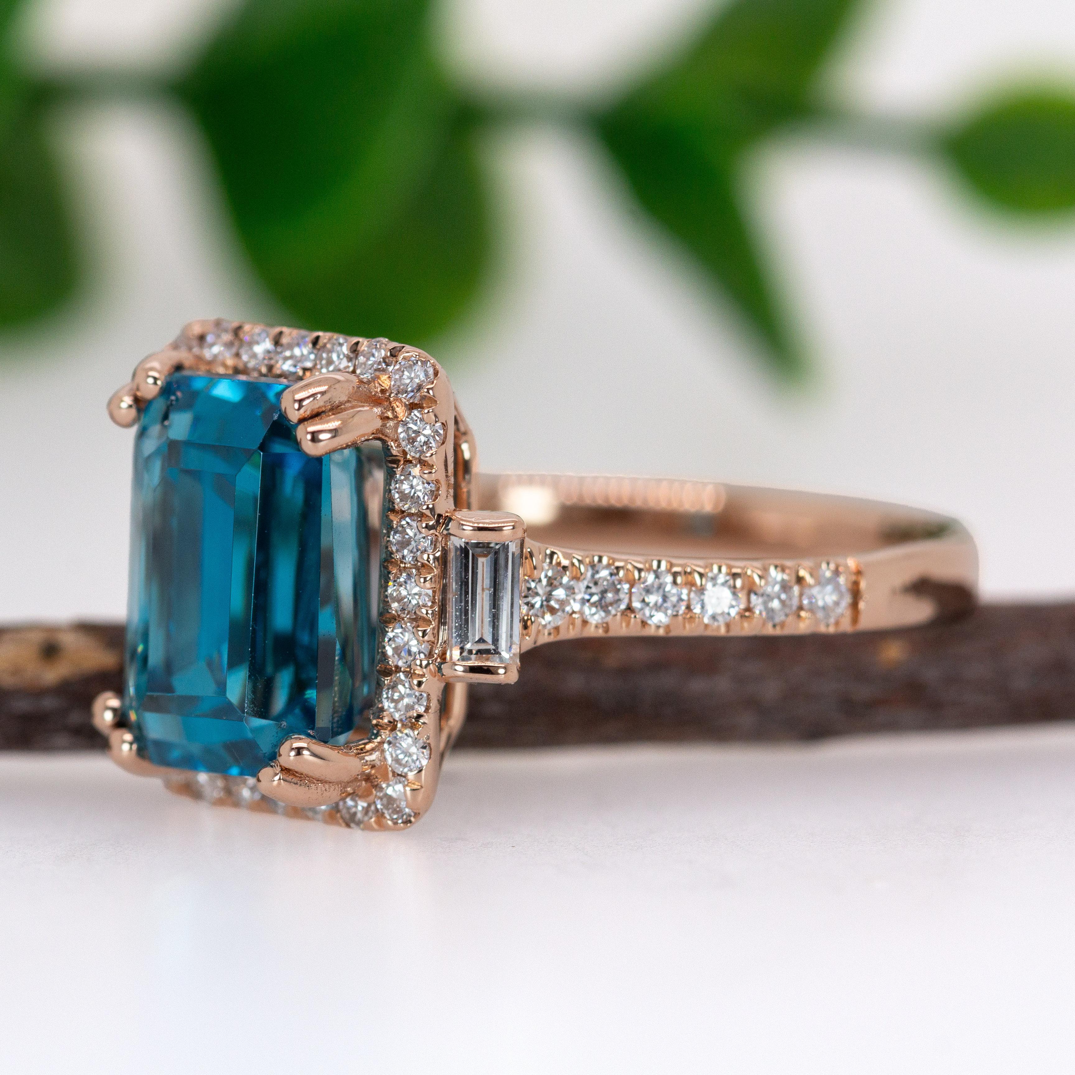 Taglio smeraldo Anello con zircone blu da 6,7 carati e diamanti estratti dalla terra in oro rosa 14K  EM 9,5x7 mm in vendita