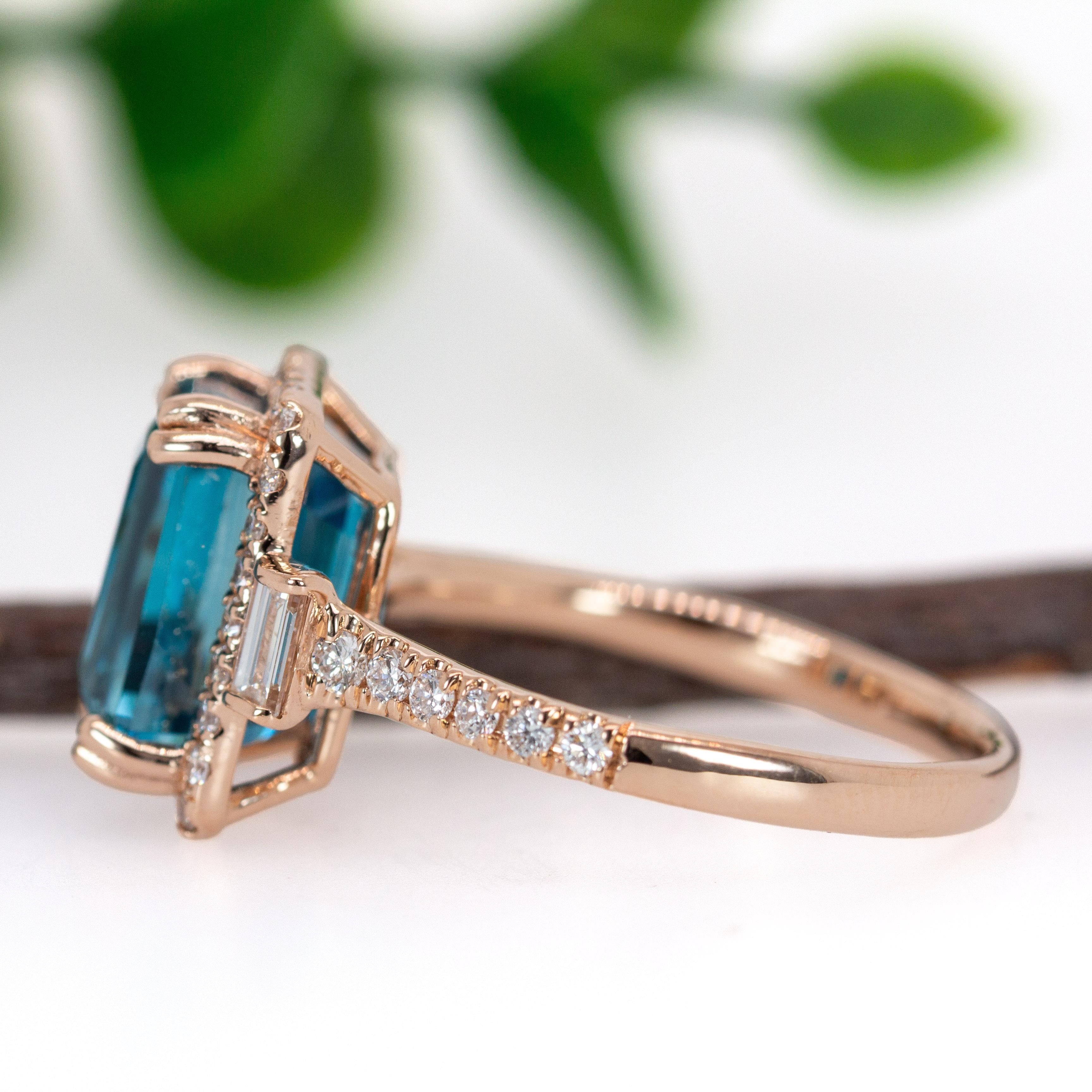 Anello con zircone blu da 6,7 carati e diamanti estratti dalla terra in oro rosa 14K  EM 9,5x7 mm In condizioni Nuovo in vendita a Columbus, OH