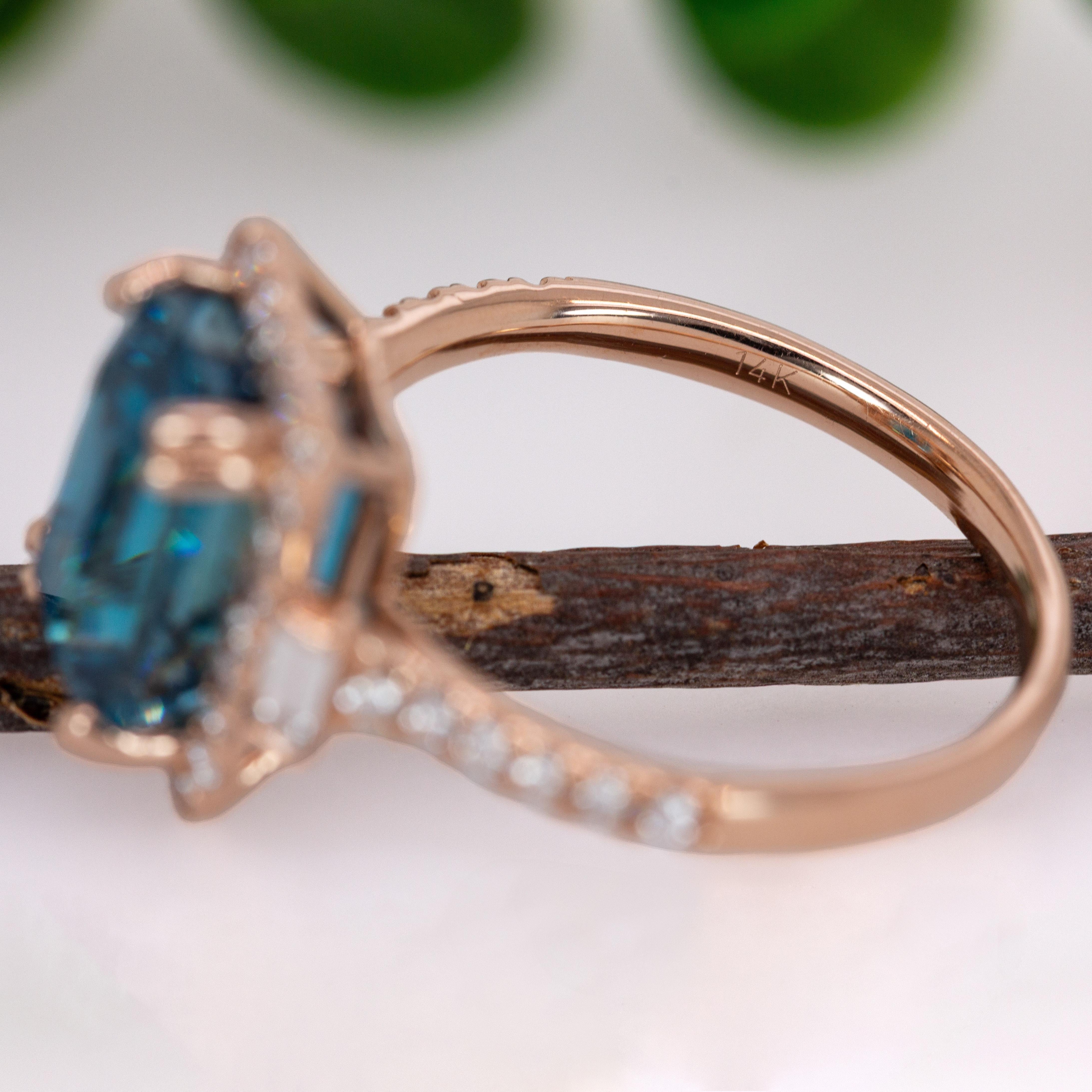 Donna Anello con zircone blu da 6,7 carati e diamanti estratti dalla terra in oro rosa 14K  EM 9,5x7 mm in vendita
