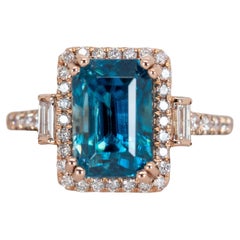 Anillo de Circón Azul de 6,7cts con Diamantes Extraídos de la Tierra en Oro Rosa de 14K  EM 9,5x7mm