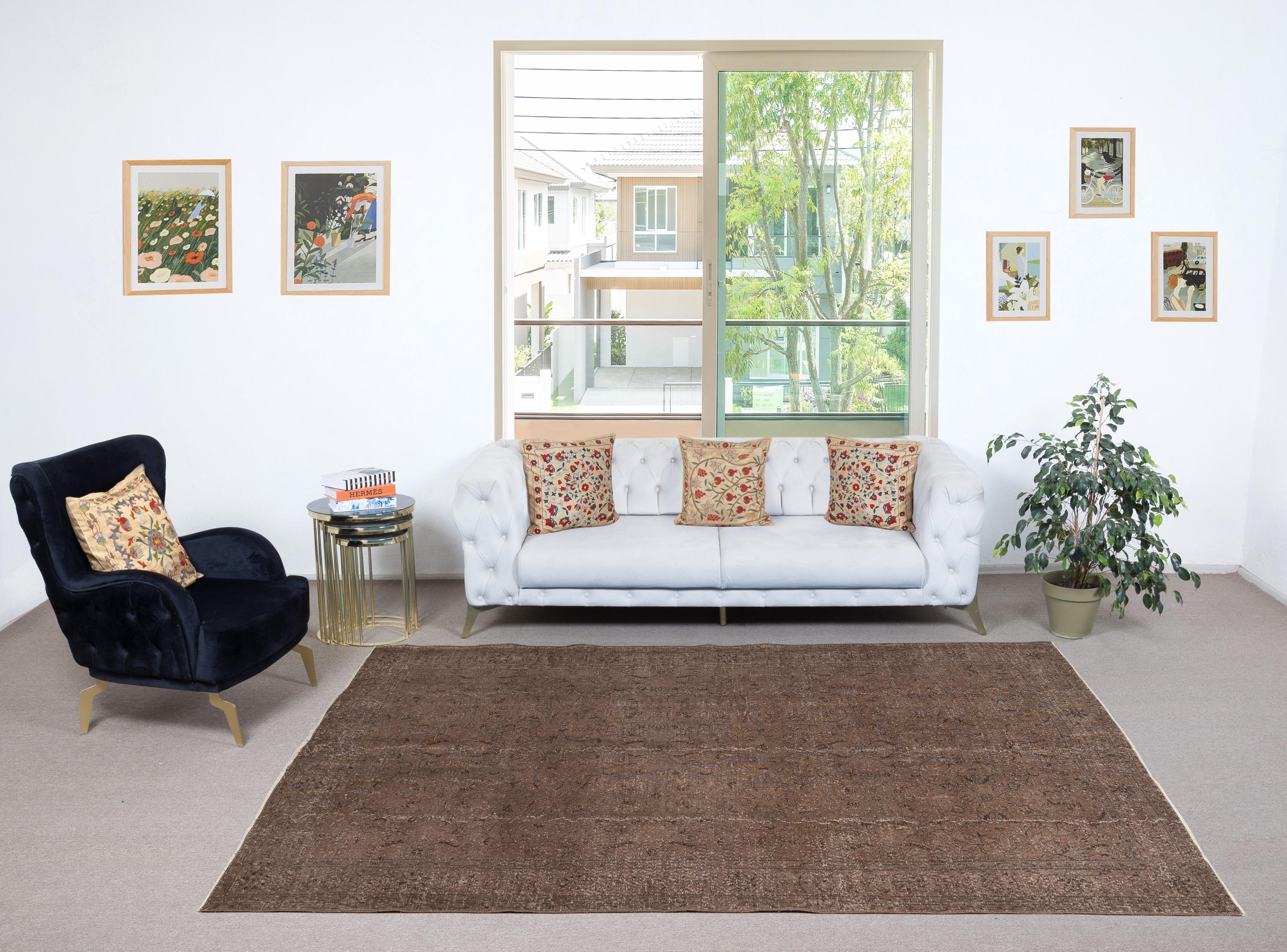 I nostri tappeti sovratinti sono tutti tappeti turchi vintage annodati a mano, accuratamente restaurati e reimmaginati nel nostro laboratorio per adattarsi a un'ampia gamma di stili di arredamento, da quello moderno e minimalista a quello costiero,