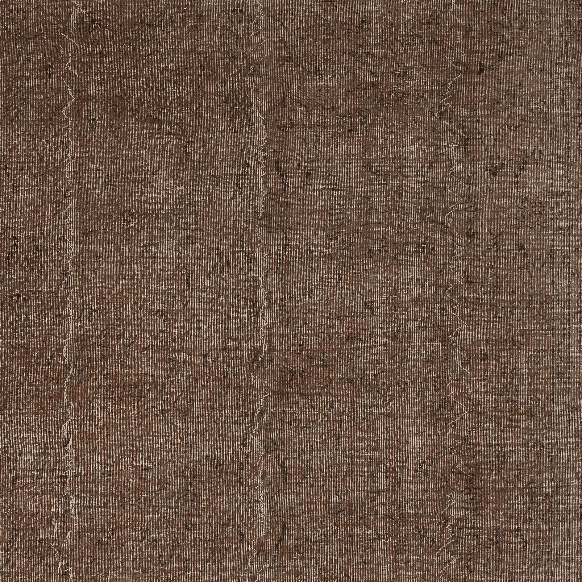 Turco Tappeto turco vintage annodato a mano con sovratintura in marrone per interni moderni in vendita