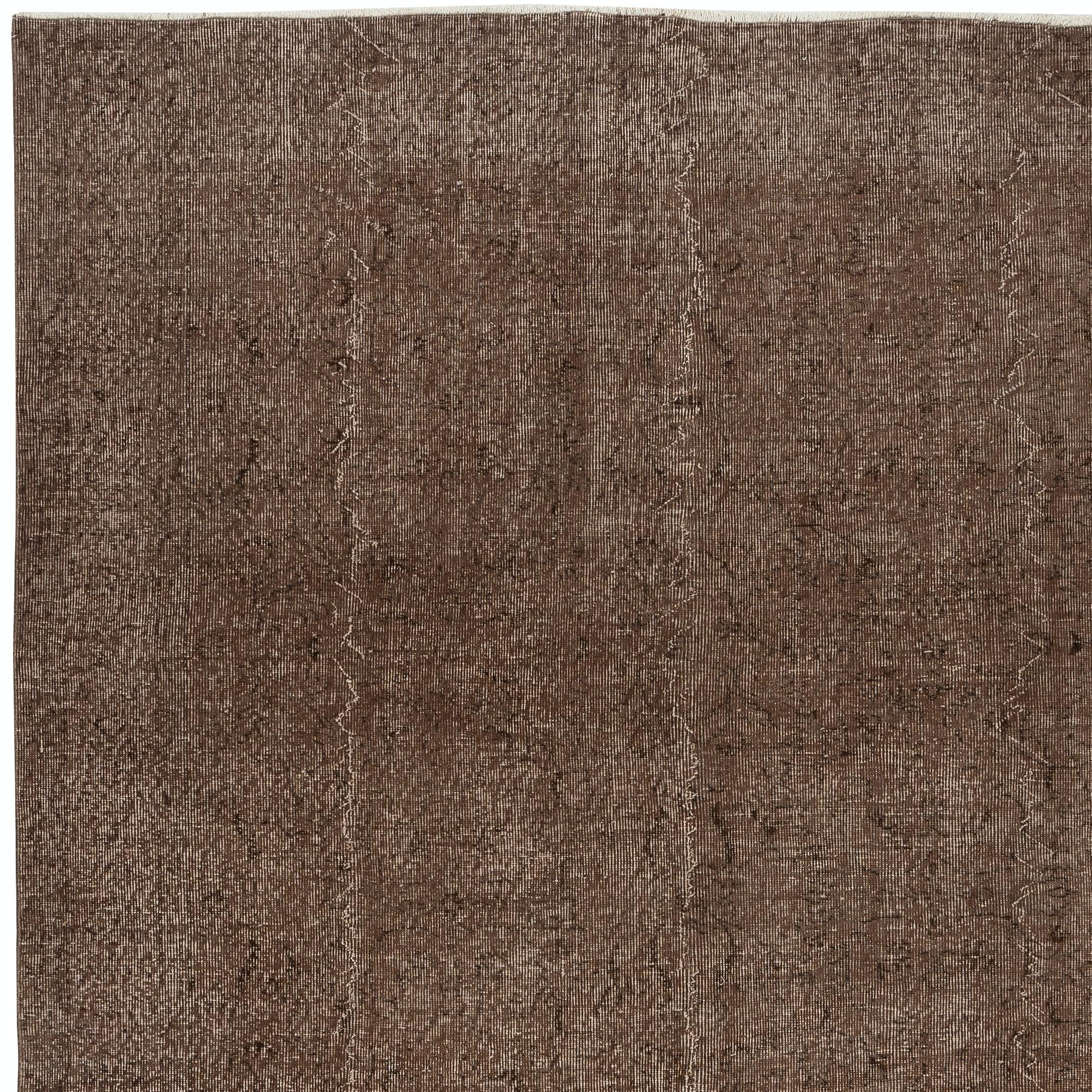 Annodato a mano Tappeto turco vintage annodato a mano con sovratintura in marrone per interni moderni in vendita