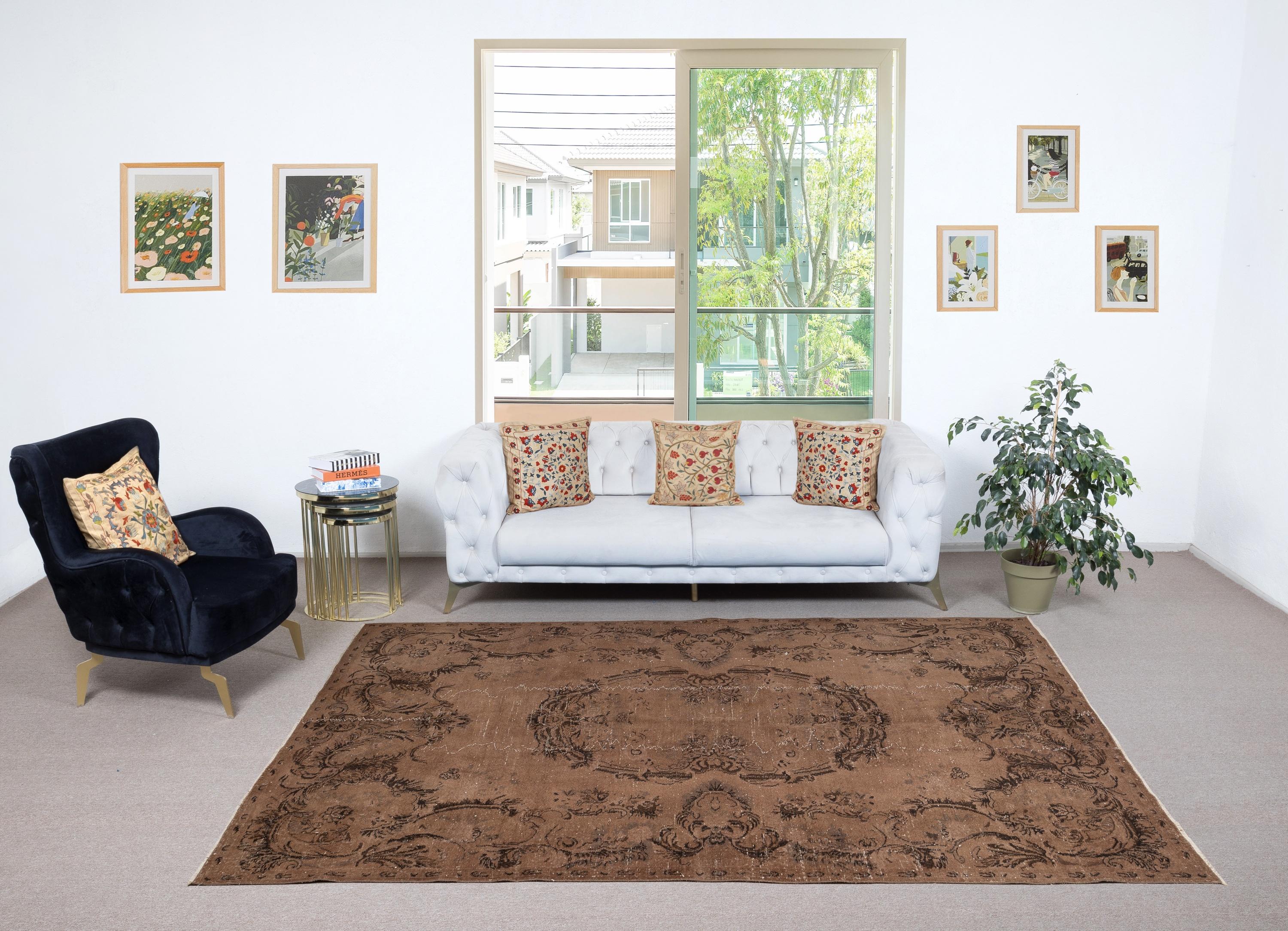 I nostri tappeti sovratinti sono tutti tappeti turchi vintage annodati a mano, accuratamente restaurati e reimmaginati nel nostro laboratorio per adattarsi a un'ampia gamma di stili di arredamento, da quello moderno e minimalista a quello costiero,