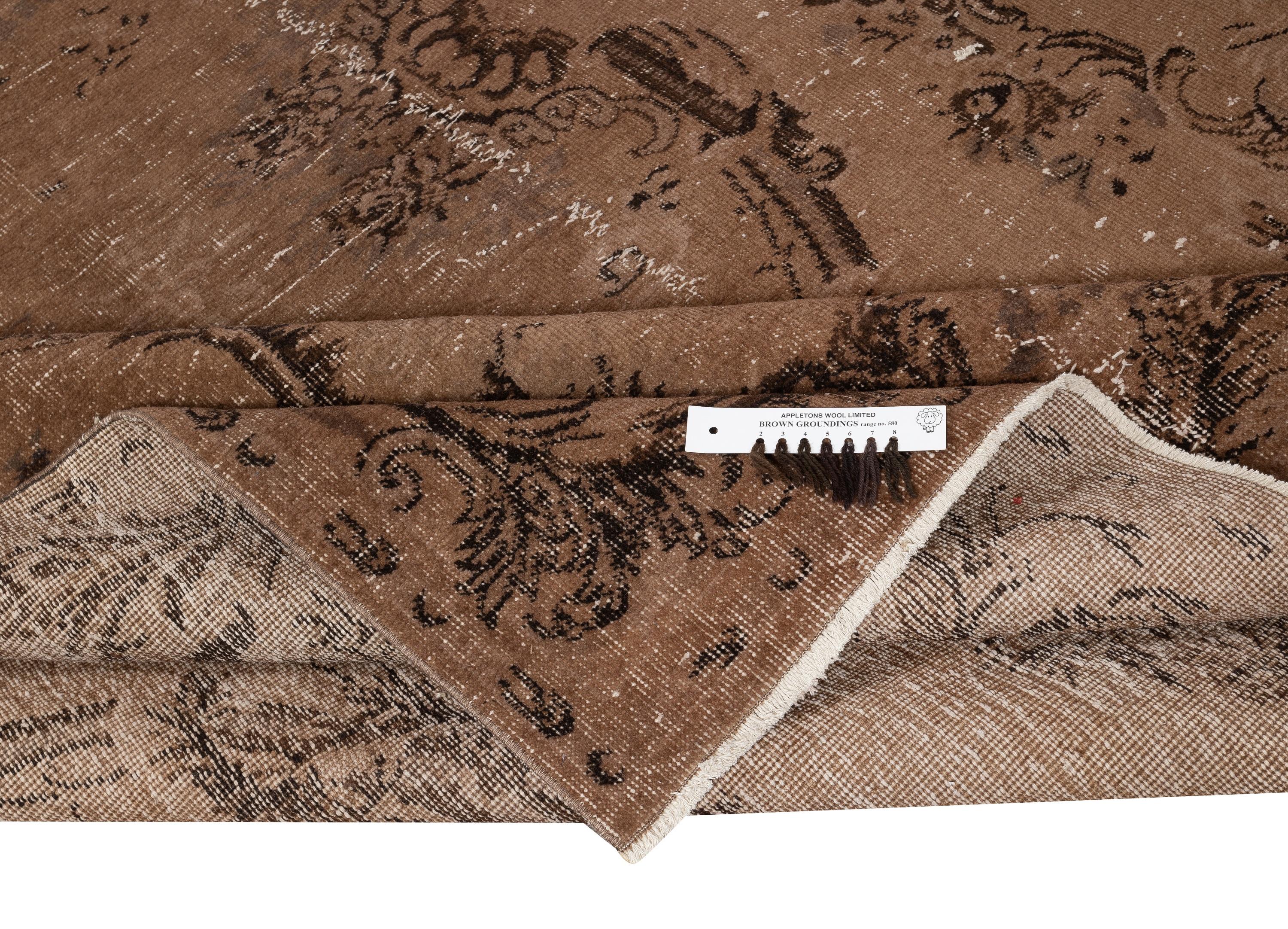 Moderno Tappeto turco 6.7x10 Ft fatto a mano. Tappeto marrone sovratinto vintage per una casa moderna in vendita