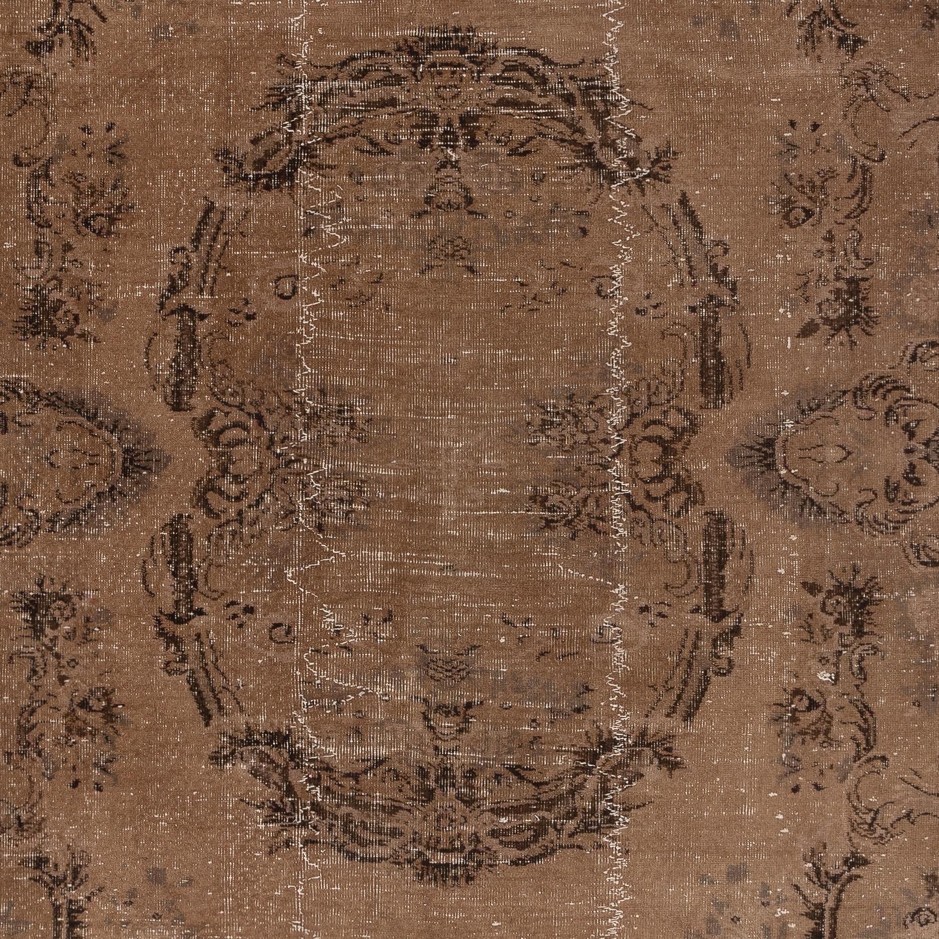 Turco Tappeto turco 6.7x10 Ft fatto a mano. Tappeto marrone sovratinto vintage per una casa moderna in vendita