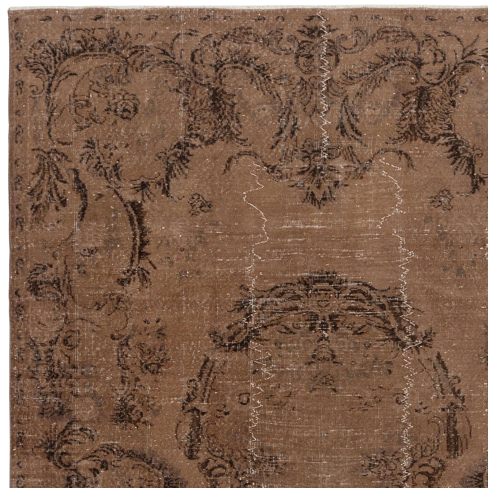 Annodato a mano Tappeto turco 6.7x10 Ft fatto a mano. Tappeto marrone sovratinto vintage per una casa moderna in vendita