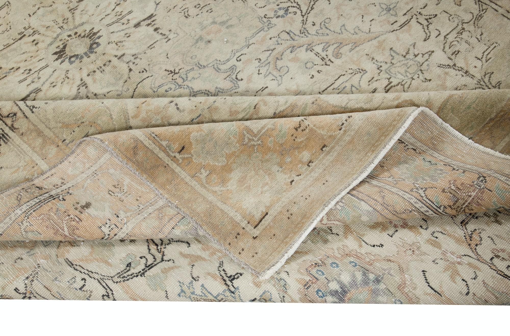 6.7x10 Ft Einzigartiger handgefertigter Vintage-Teppich in Beige, verblasster anatolischer Oushak-Teppich (Türkisch) im Angebot