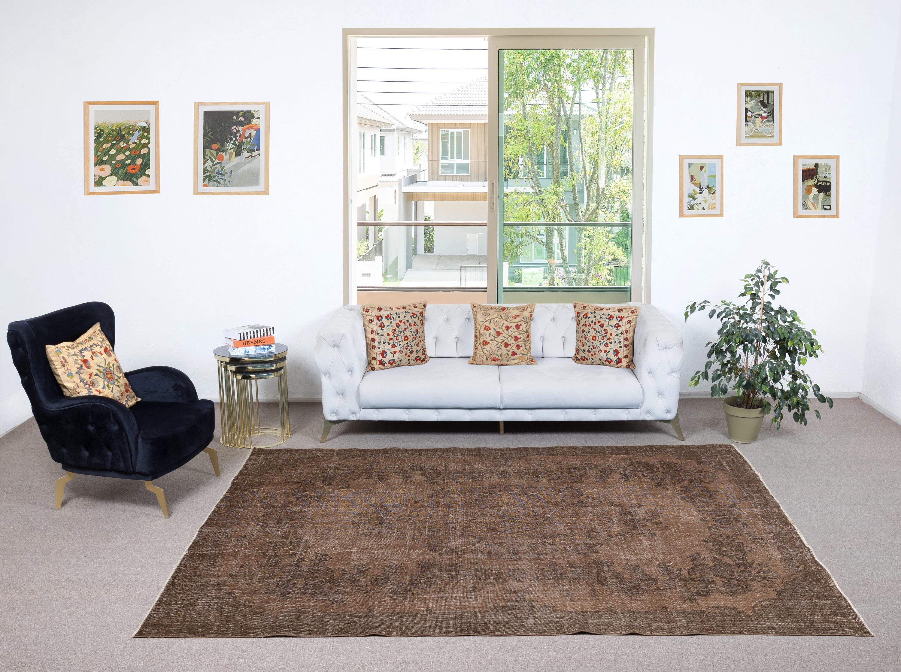 Unsere gefärbten Teppiche sind allesamt handgeknüpfte türkische Vintage-Teppiche, die in unserer Werkstatt sorgfältig restauriert und neu gestaltet wurden, damit sie zu einer breiten Palette von Einrichtungsstilen passen - von modern und