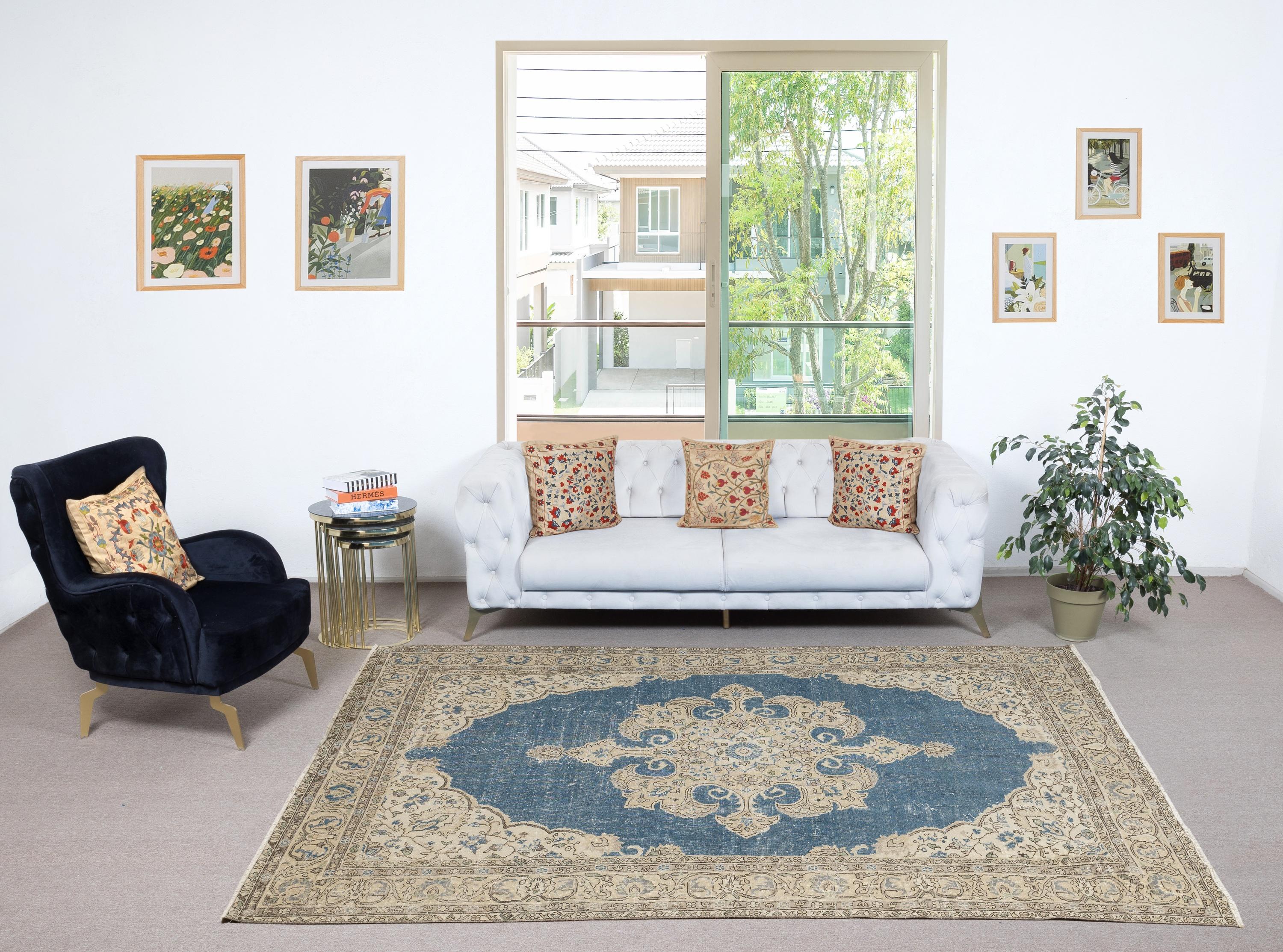 Verleihen Sie Ihrem Zuhause die zeitlose Schönheit dieses traditionellen, handgefertigten türkischen Teppichs im Vintage-Stil. Er ist ein handgeknüpftes Meisterwerk aus einer luxuriösen Mischung aus Wolle und Baumwolle. Dieser Teppich wird von