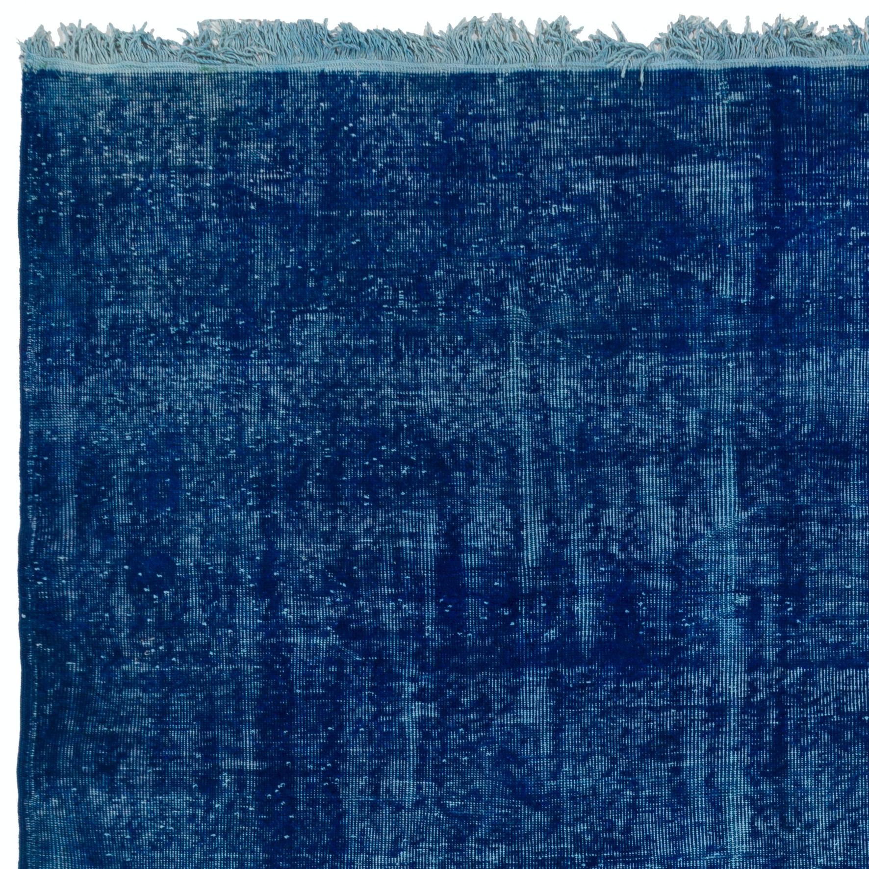 Ein türkischer Vintage-Teppich, neu gefärbt in blauer Farbe.
Fein handgeknüpft, niedriger Wollflor auf Baumwollbasis. Tief gewaschen.
Robust und geeignet für stark frequentierte Bereiche, sowohl für Wohn- als auch für Geschäftsräume. 
Maße: 6.7 x