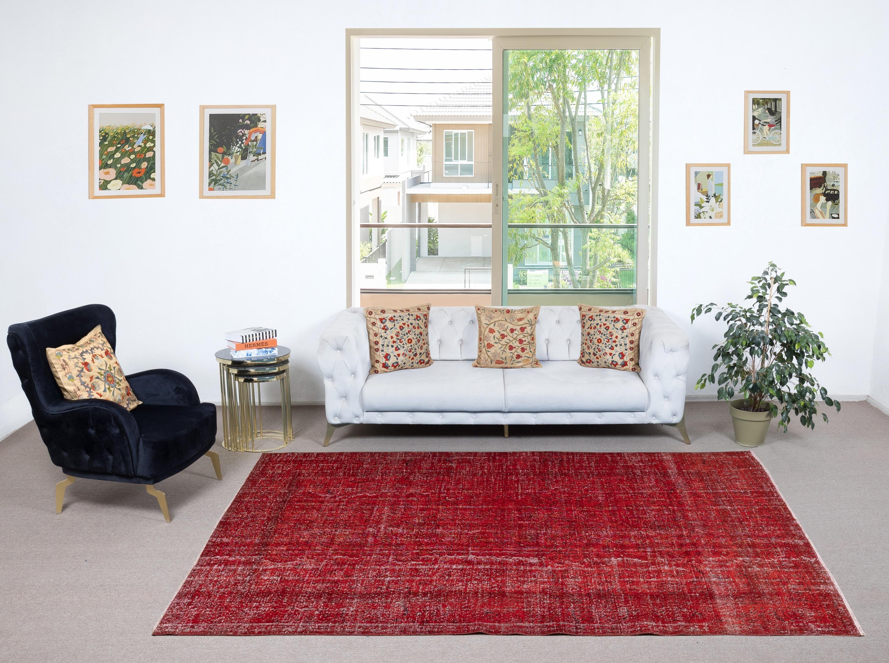 Unsere gefärbten Teppiche sind allesamt handgeknüpfte türkische Vintage-Teppiche, die in unserer Werkstatt sorgfältig restauriert und neu gestaltet wurden, damit sie zu einer breiten Palette von Einrichtungsstilen passen - von modern und