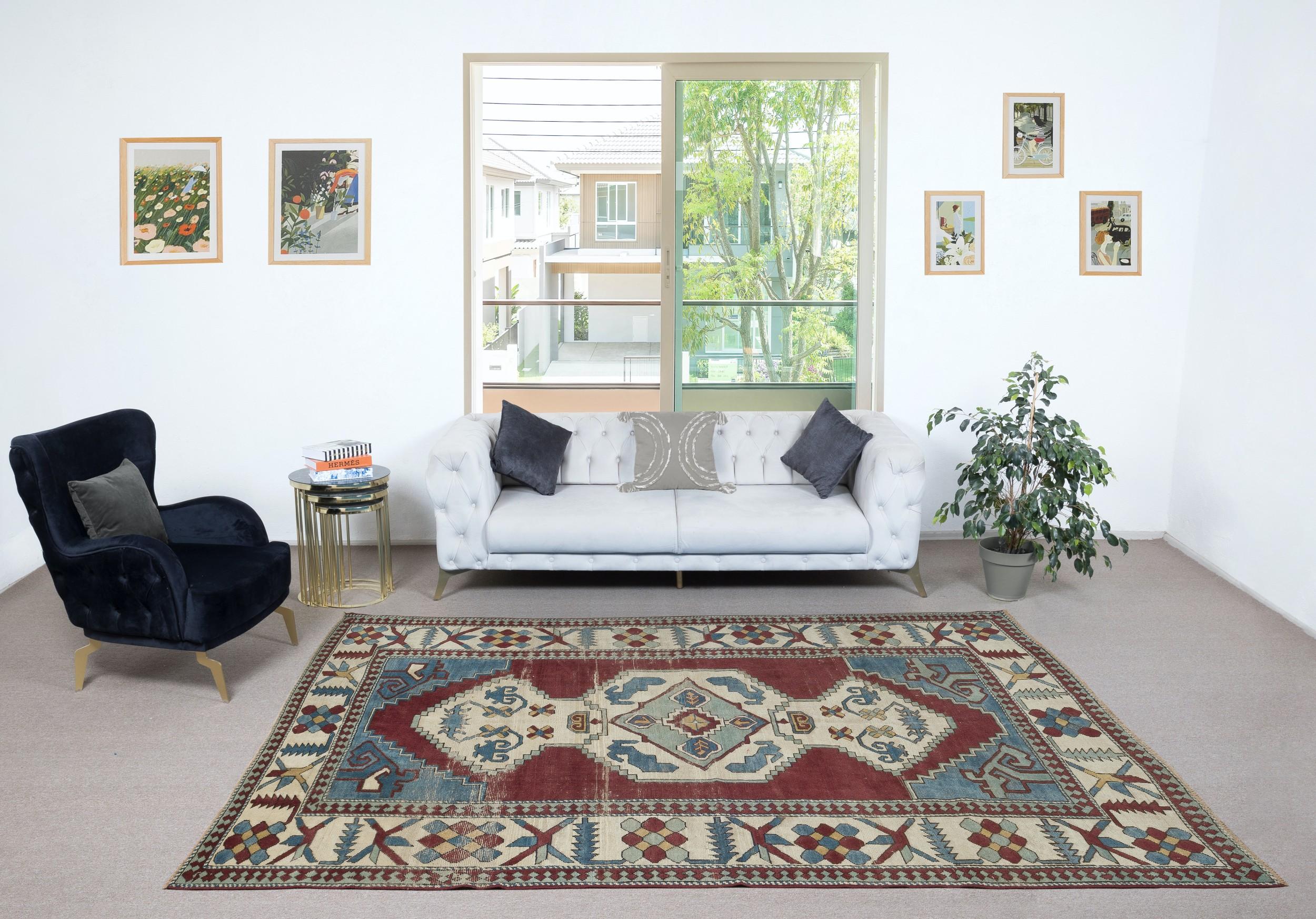Aggiungi un tocco di eleganza senza tempo alla tua casa con questo tappeto turco vintage annodato a mano, realizzato al 100% in lana pregiata. Questo squisito pezzo cattura l'essenza dell'artigianato tradizionale dell'Anatolia, con motivi intricati