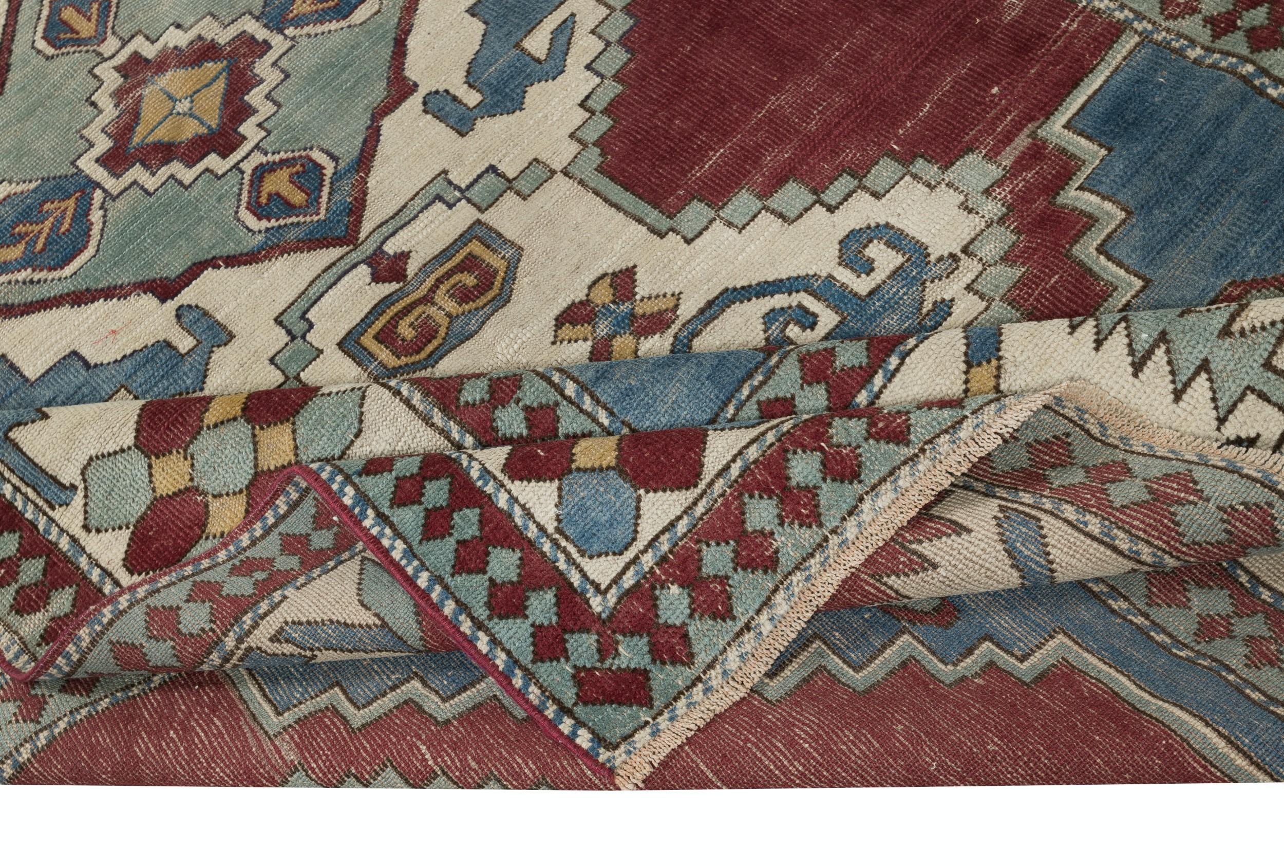 Rustico Tappeto turco vintage annodato a mano da 6,7x10,4 piedi con disegno geometrico a medaglione in vendita