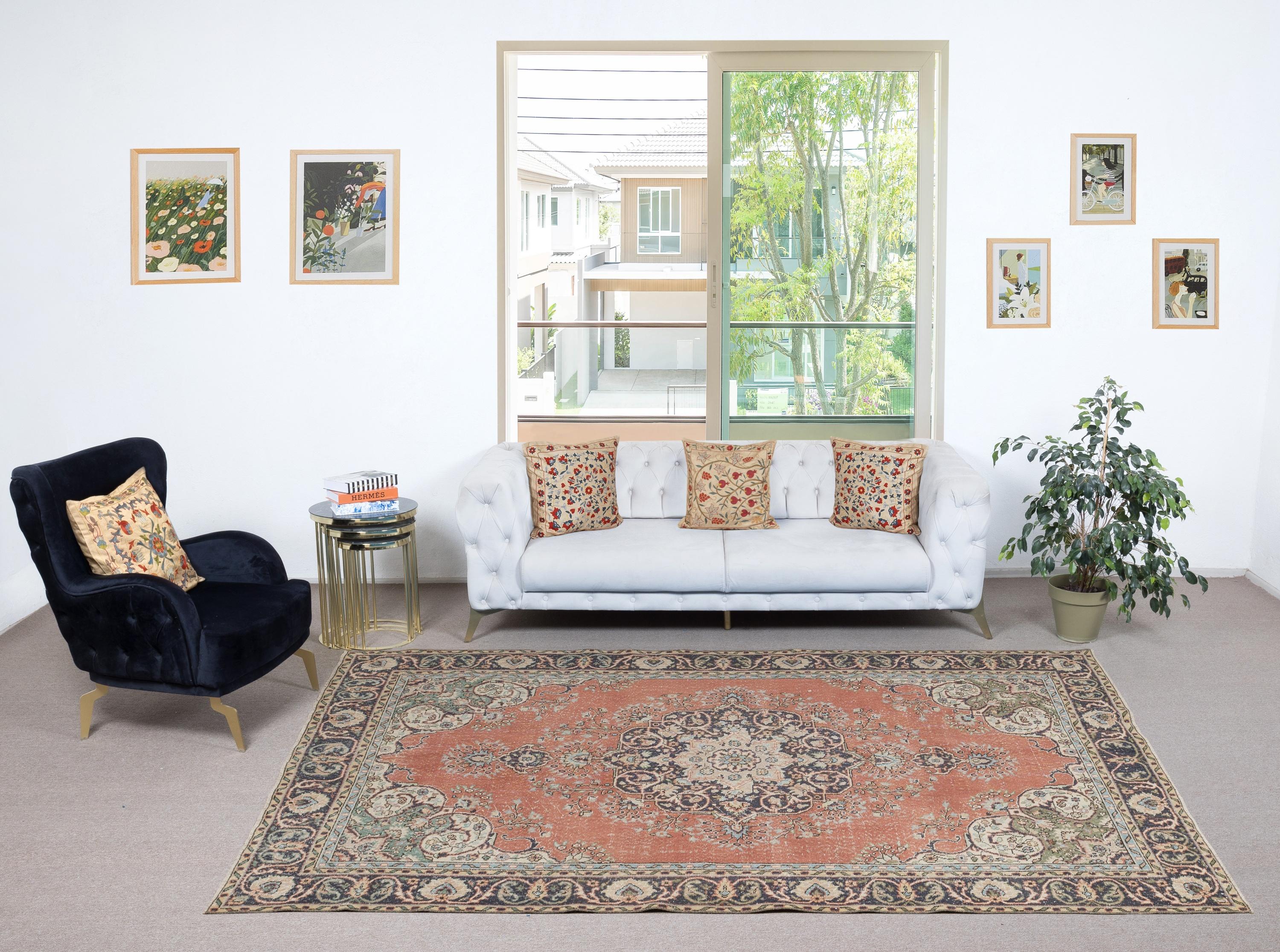 Verleihen Sie Ihrem Zuhause die zeitlose Schönheit dieses traditionellen, handgefertigten türkischen Teppichs im Vintage-Stil. Er ist ein handgeknüpftes Meisterwerk aus einer luxuriösen Mischung aus Wolle und Baumwolle. Dieser Teppich wird von