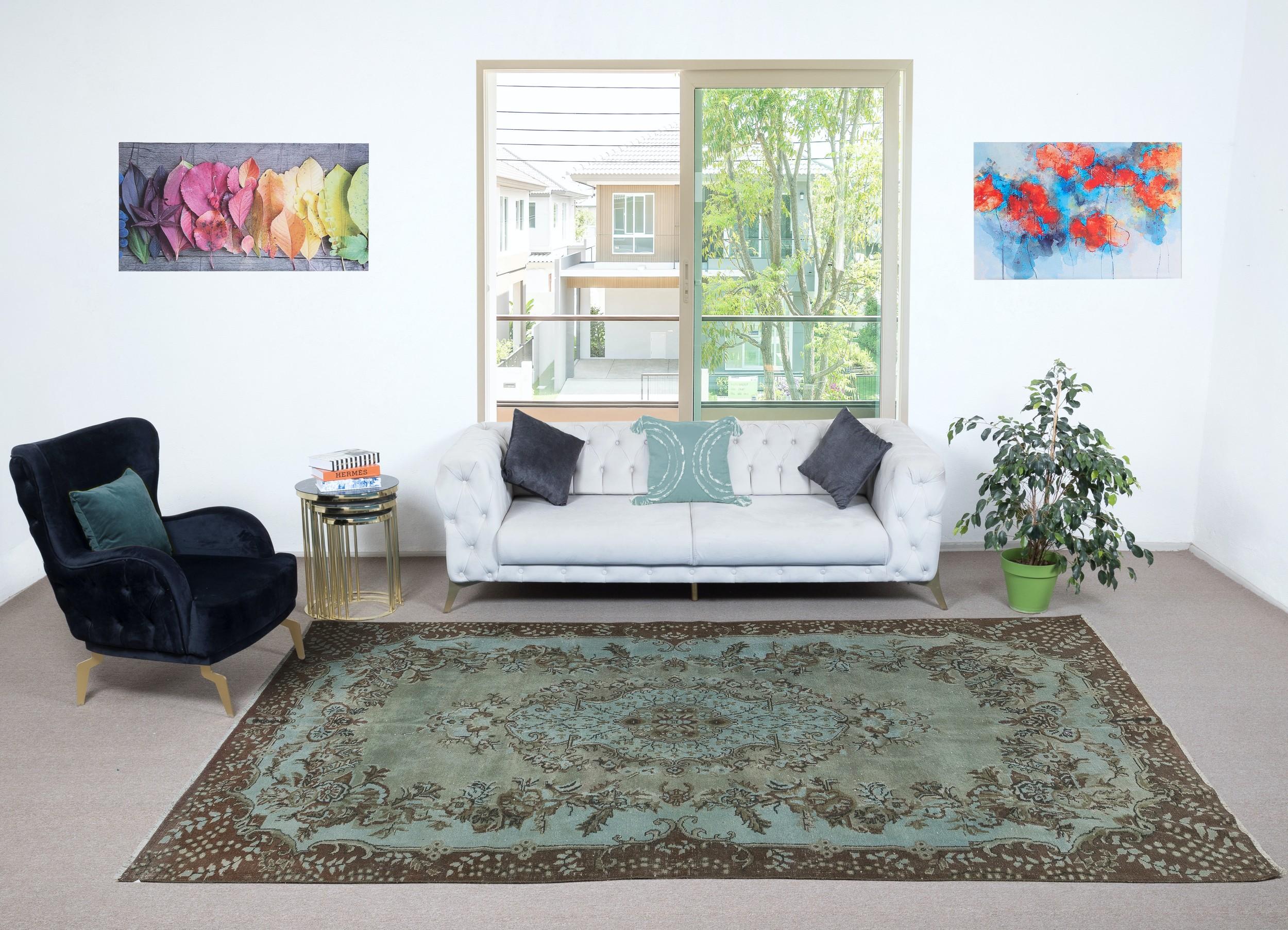Nuestras alfombras sobreteñidas son todas piezas vintage anudadas a mano que se recrean en nuestro taller para atender a una gama más amplia de opciones de interiorismo, desde moderno a costero, desde industrial a rústico/cottage. Estas alfombras de