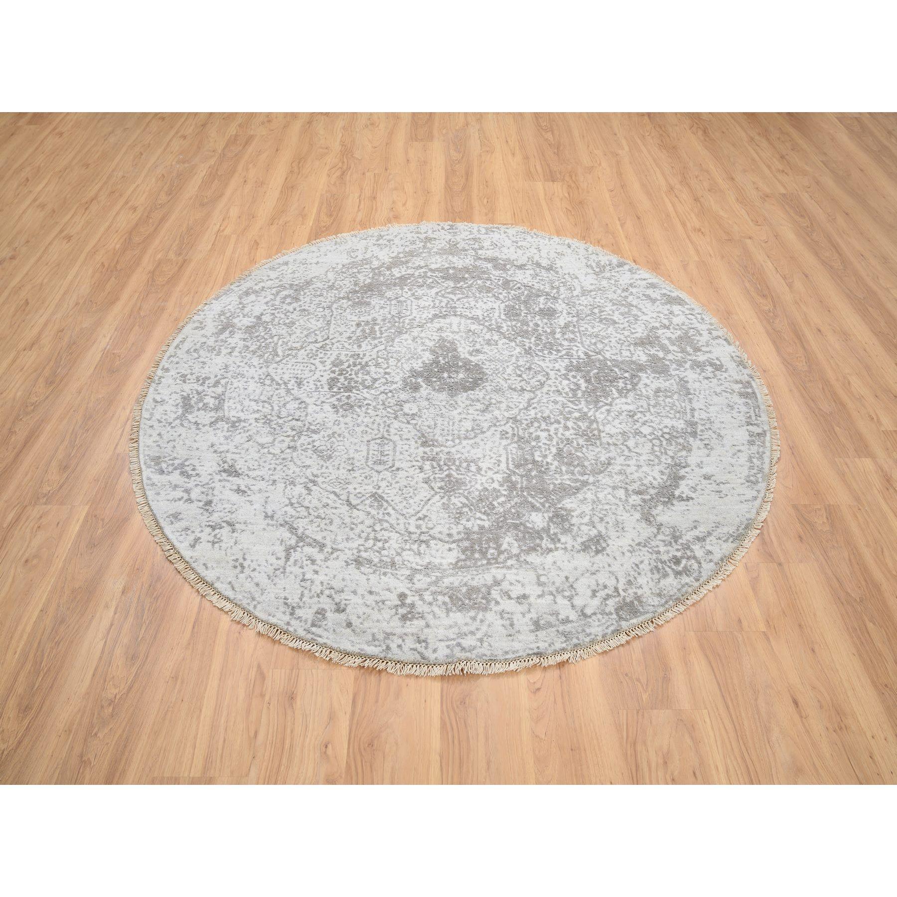 Grigio, Tappeto persiano rotto annodato a mano, lana e pura seta, tappeto orientale rotondo
Materiali primari: Lana e pura seta
Lattice: No Pile 
altezza: 0,25 pollici
Stile: Di transizione
Colore primario: Grigio
Colori secondari: Marrone, Beige,