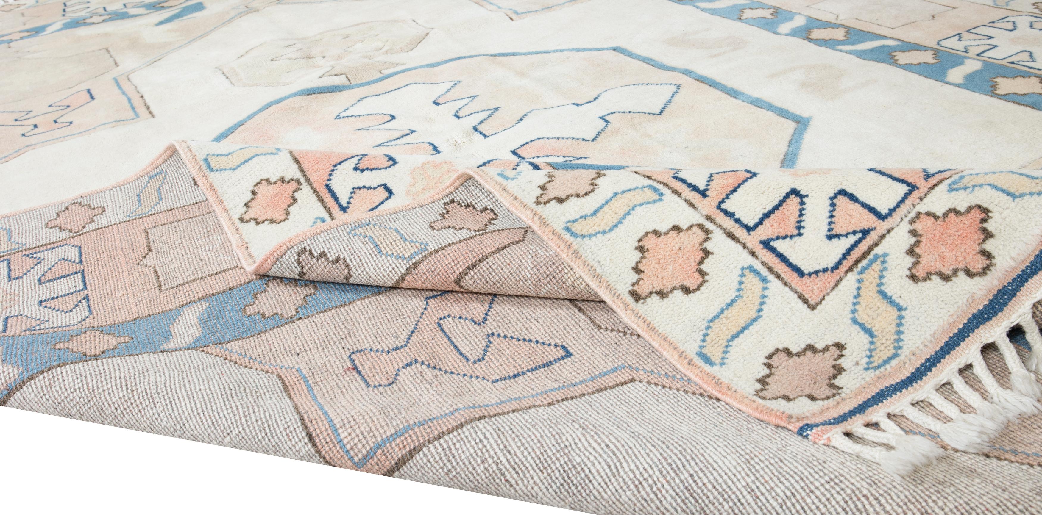 Ein handgeknüpfter zeitgenössischer türkischer Teppich.

Dieser moderne Teppich hat einen gleichmäßigen, mittelhohen Wollflor auf Wollbasis.

Es wird aus erstklassigen handgesponnenen Schafen und natürlichen Farbstoffen hergestellt, d.h. aus